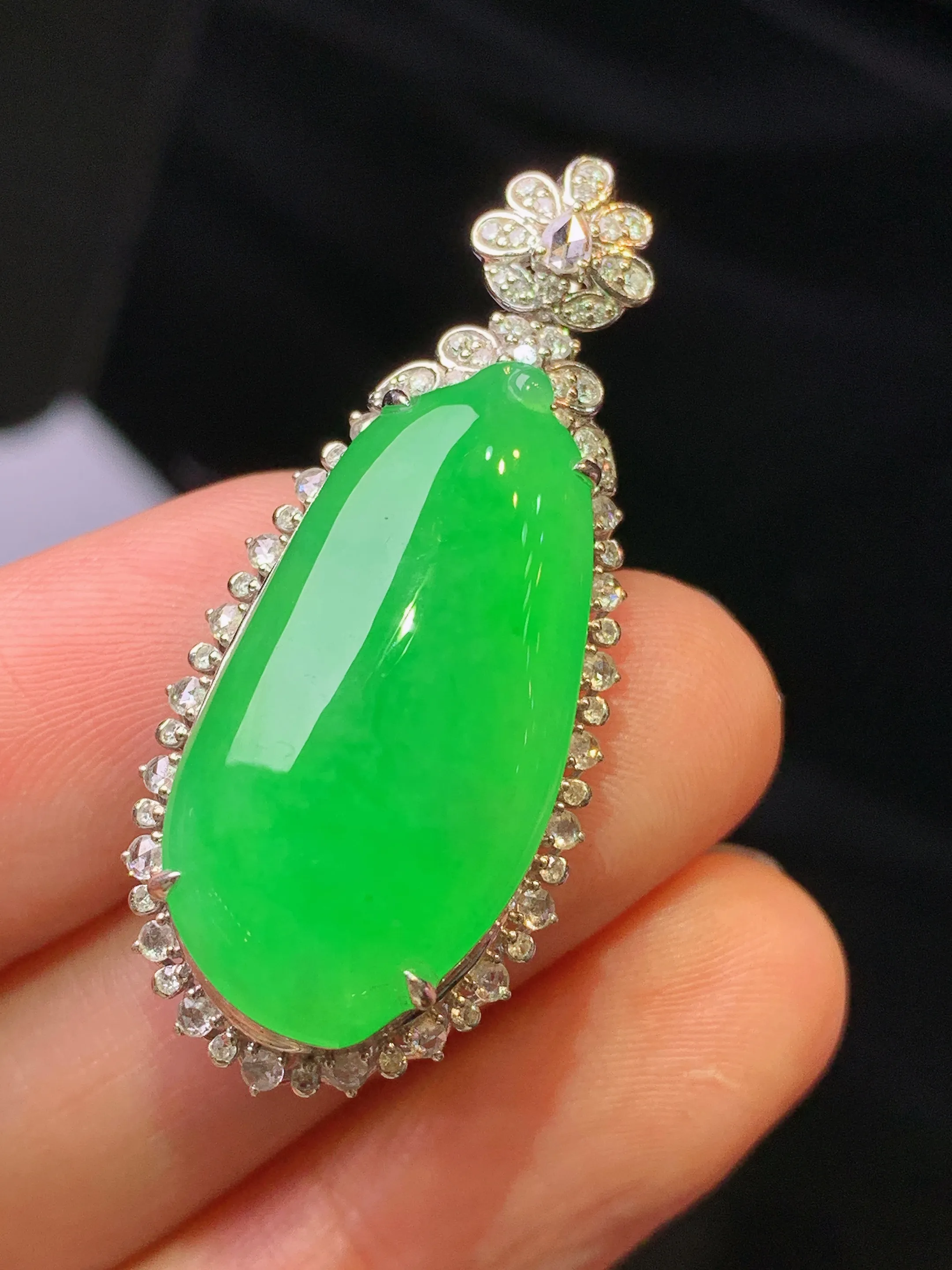 18k金钻镶嵌翠绿福瓜吊坠 玉质细腻 色泽艳丽清新 整体尺寸39*17*12.5