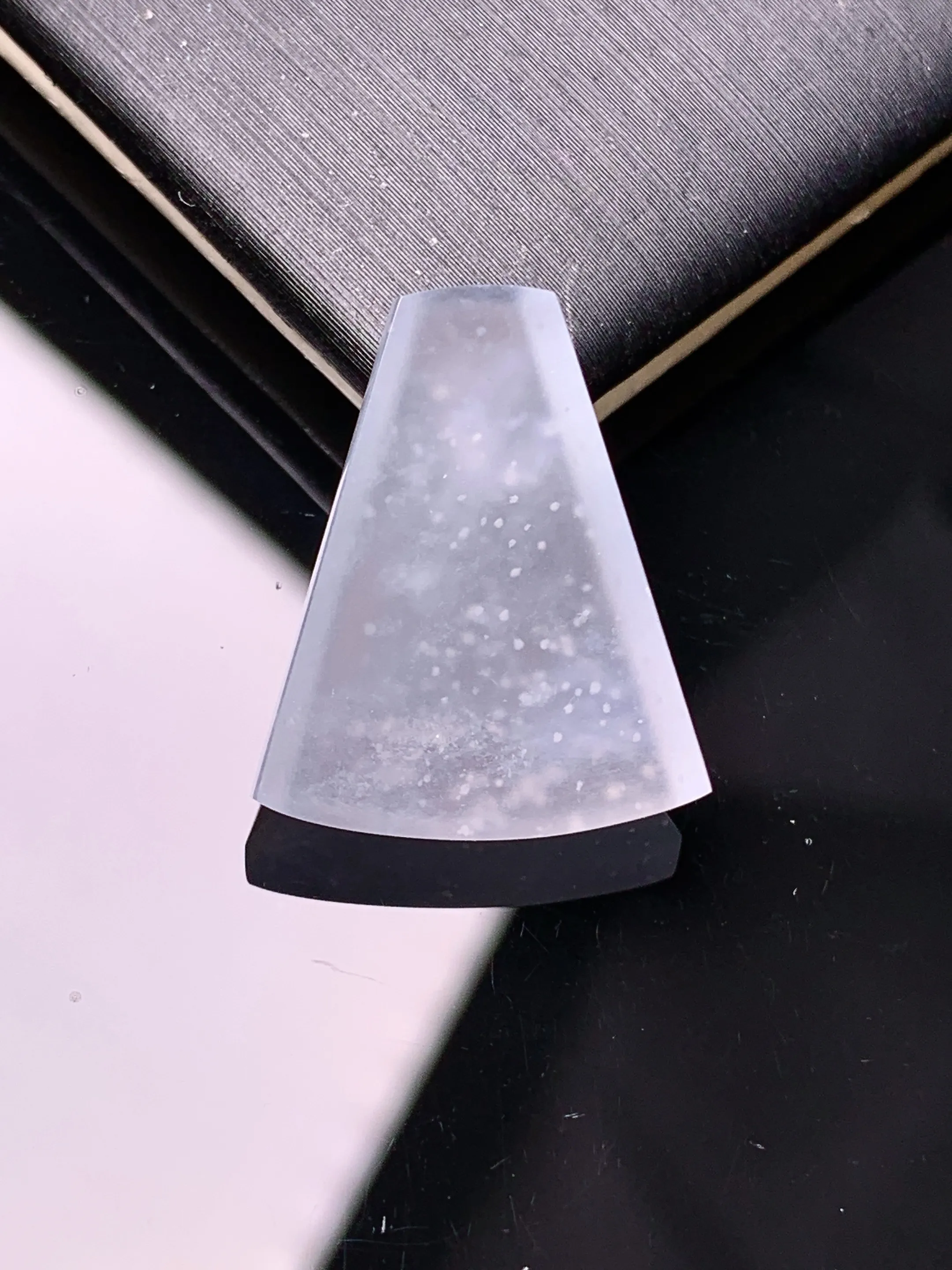 镶嵌款 冰种无事牌吊坠 玉质细腻 色泽清新艳丽 整体尺寸20.5*17.2*3.8