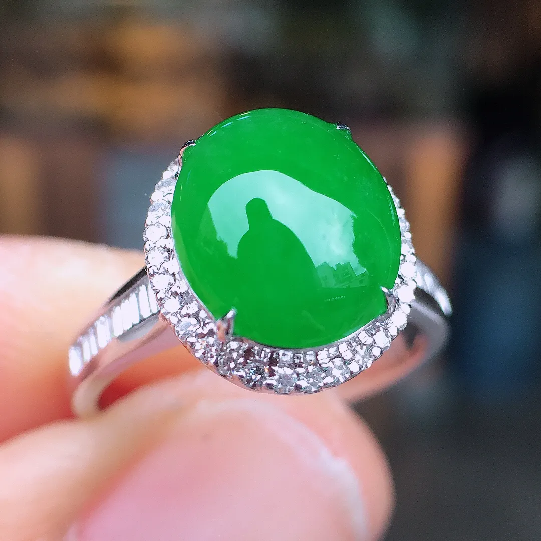 阳绿蛋面戒指，色泽均匀艳丽，玉质细腻，荧光感超
强，饱满圆润，尽显优雅气质，18k
金豪华镶嵌