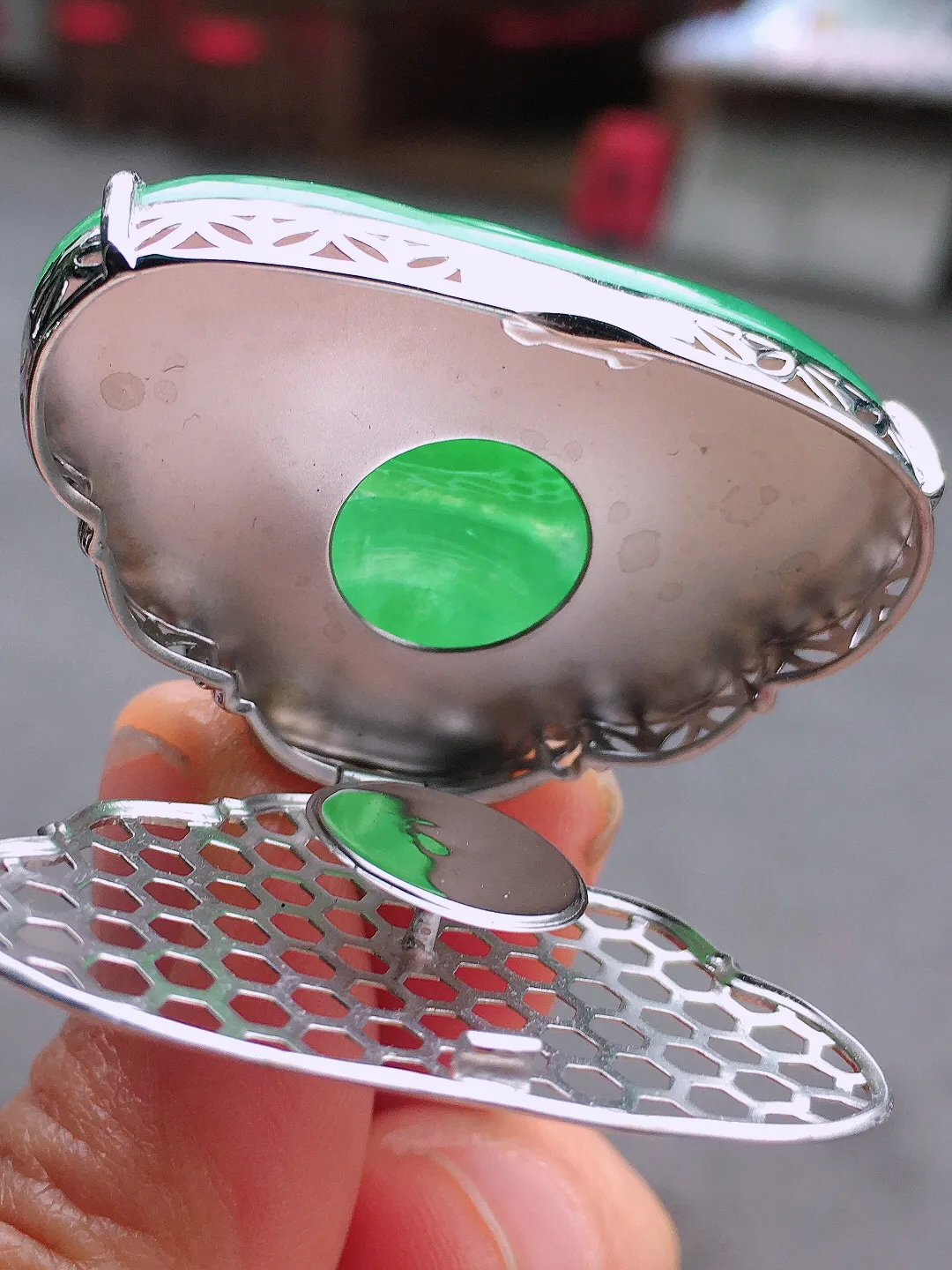 阳绿佛公吊坠，色泽均匀艳丽，玉质细腻，荧光感超
强，饱满圆润，尽显优雅气质，18k
金豪华镶嵌