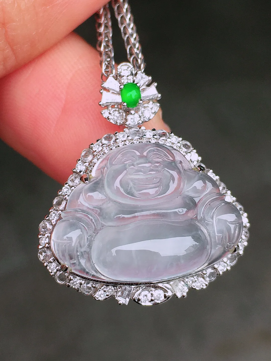 冰种佛公吊坠，玉质细腻，荧光感超
强，饱满圆润，尽显优雅气质，18k
金豪华镶嵌