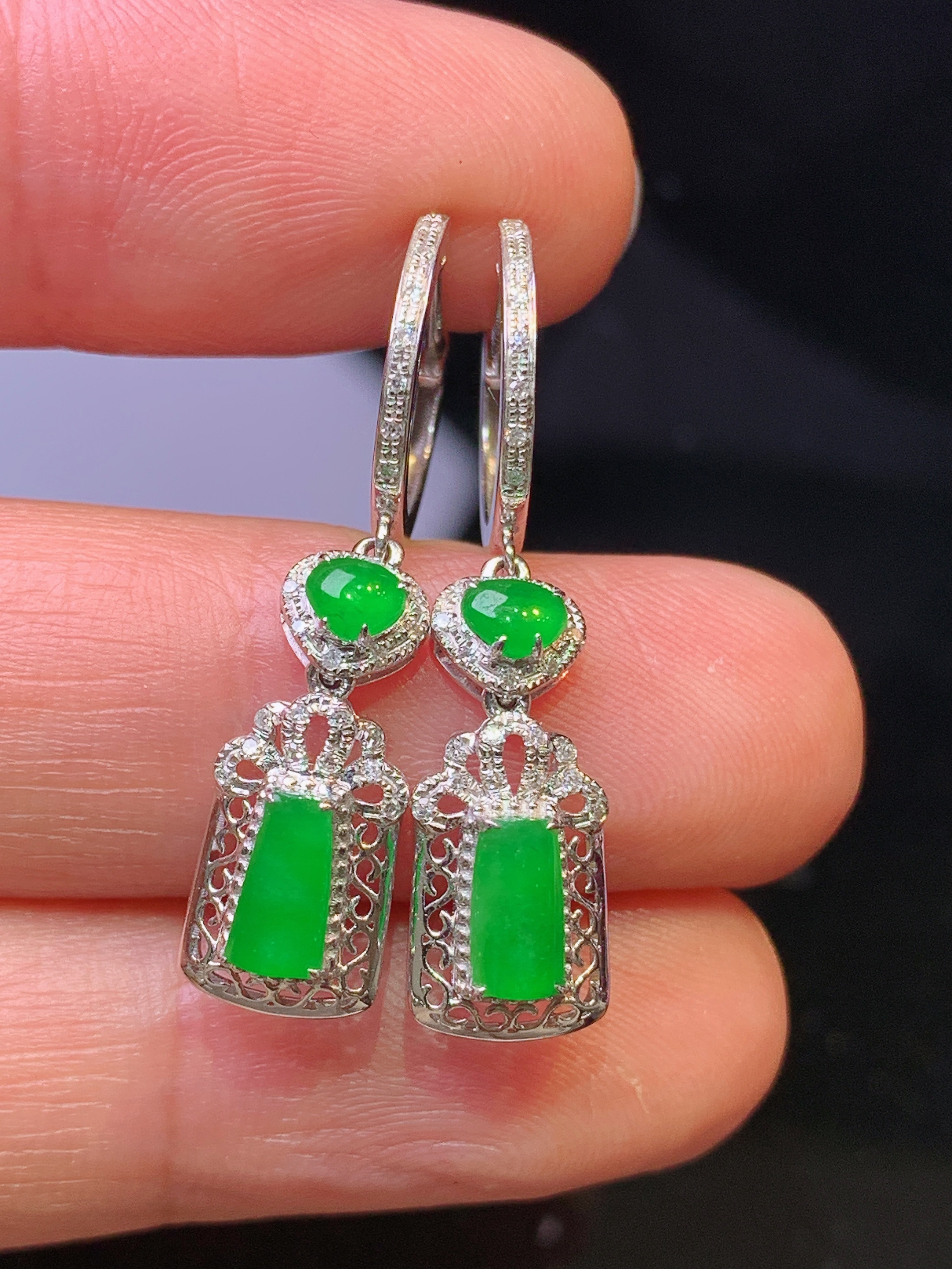 18k金钻镶嵌满绿玉柱耳坠 玉质细腻 色泽艳丽清新 整体尺寸30.5*7.2*4.6