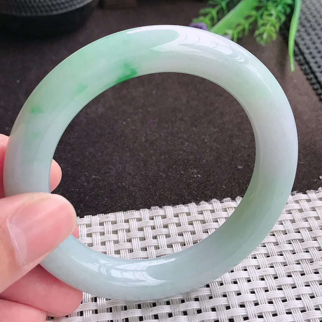 实拍A货翡翠56/11老坑冰润飘绿圆条手镯翡翠玉镯