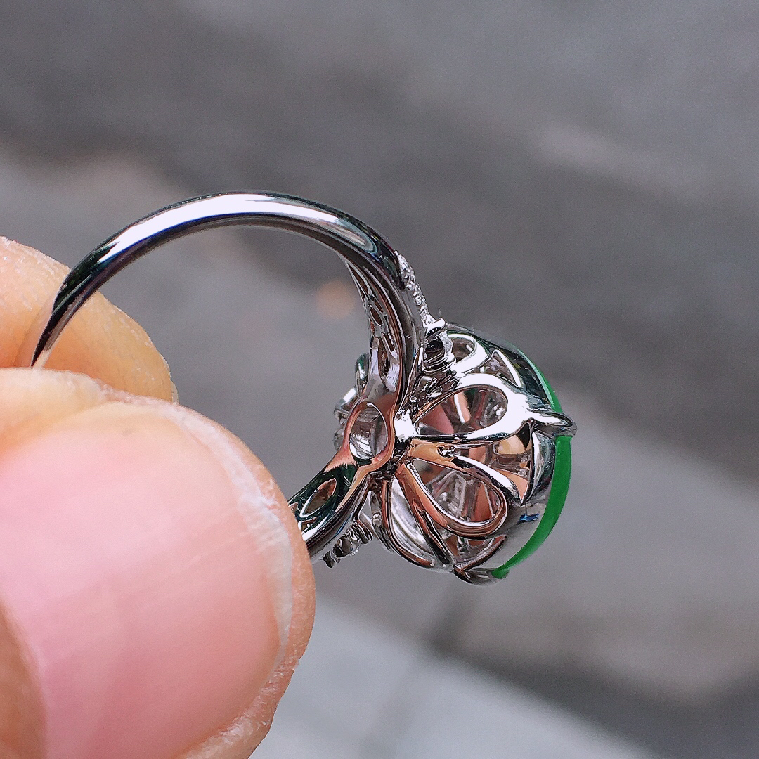 阳绿蛋面戒指，色泽均匀艳丽，玉质细腻，荧光感超
强，饱满圆润，尽显优雅气质，18k
金豪华镶嵌