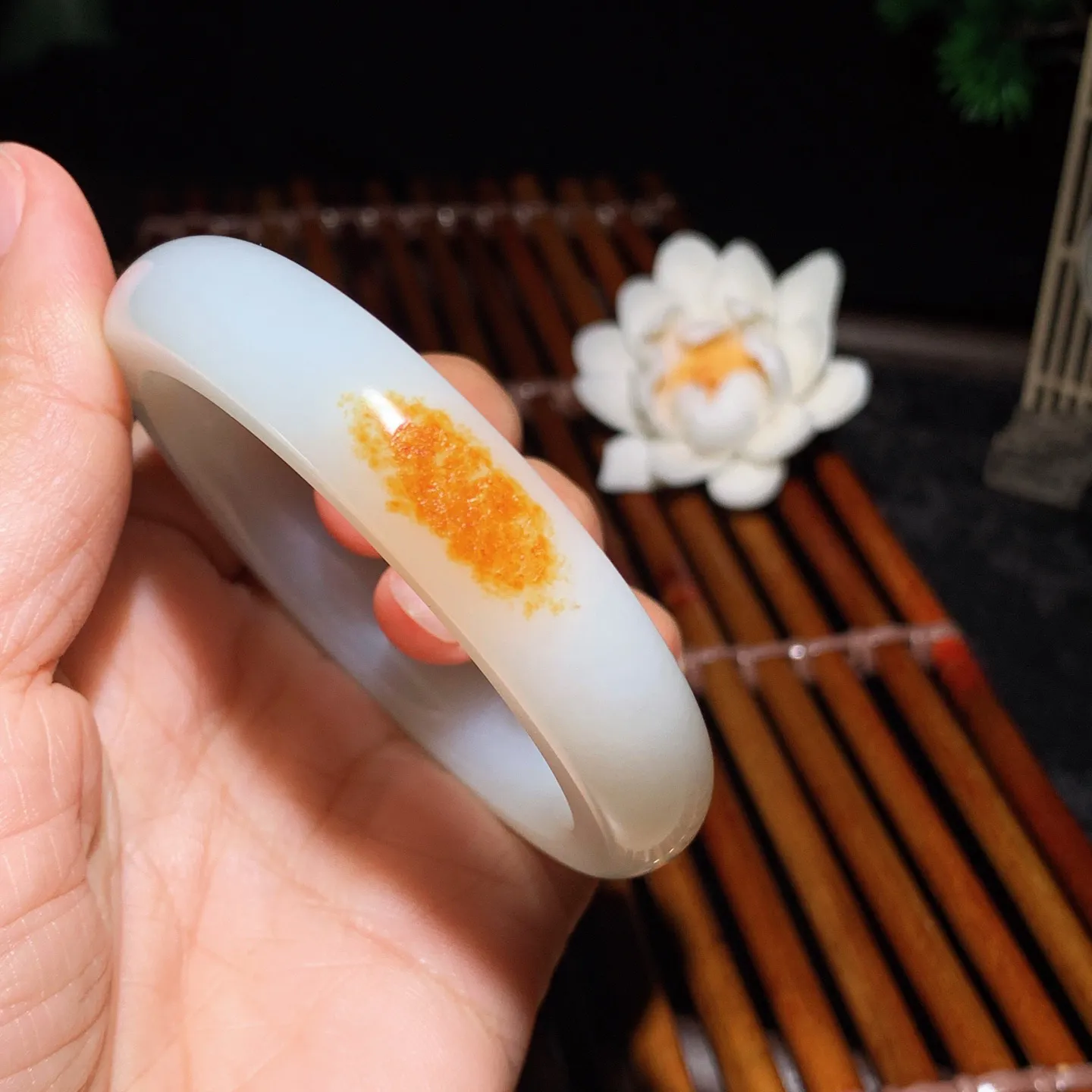 54圈口 新疆和田玉油皮料羊脂白手镯 54圈口条宽 12厚10重61.5克。玉质细腻油润。手推出油。佩戴高端典雅。lt260122