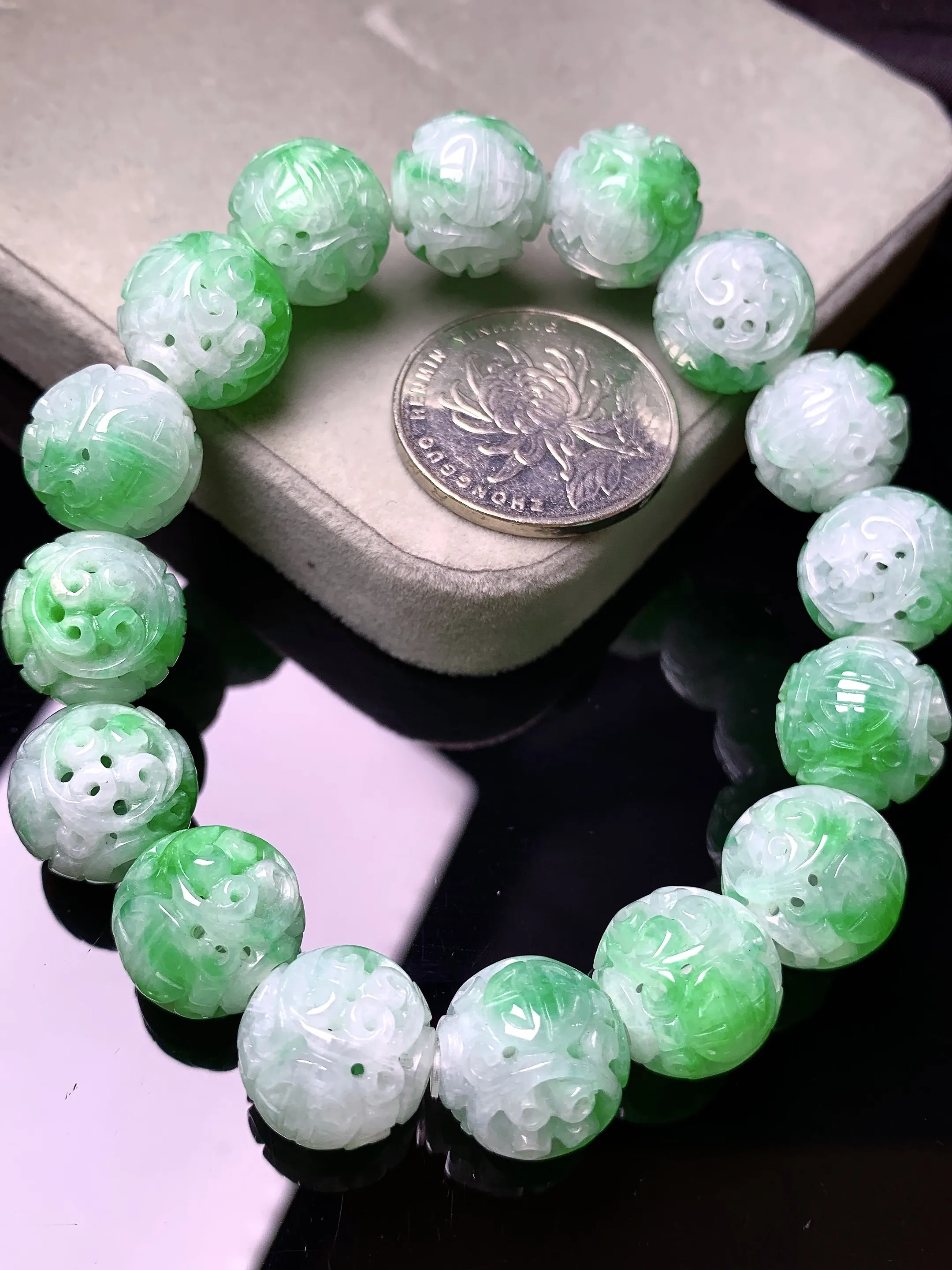 飘绿雕花圆珠手链 玉质细腻 色泽清新艳丽 整体尺寸13.8