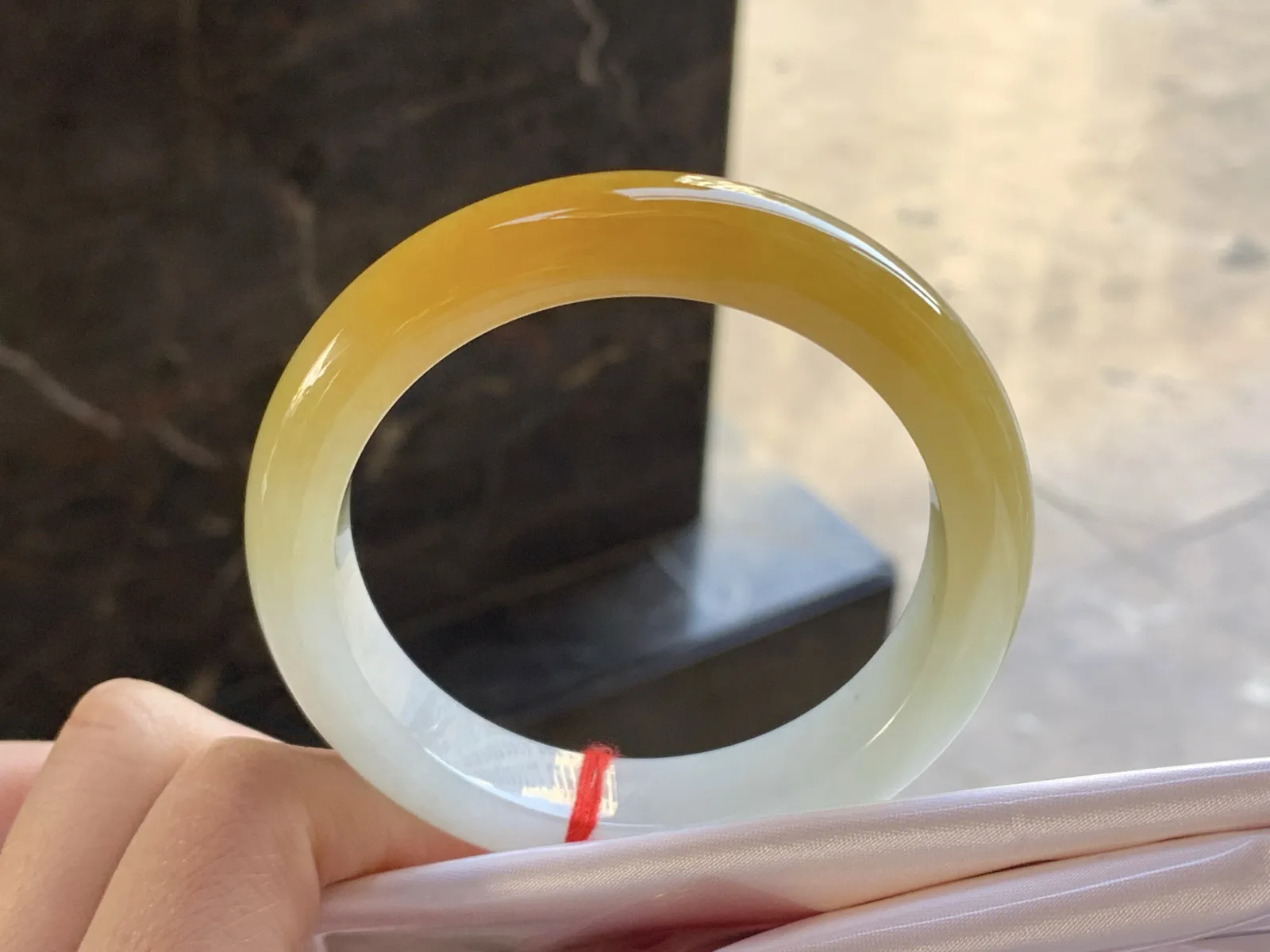 57-12.9-9.2

黄翡手镯^_^鲜艳 细腻