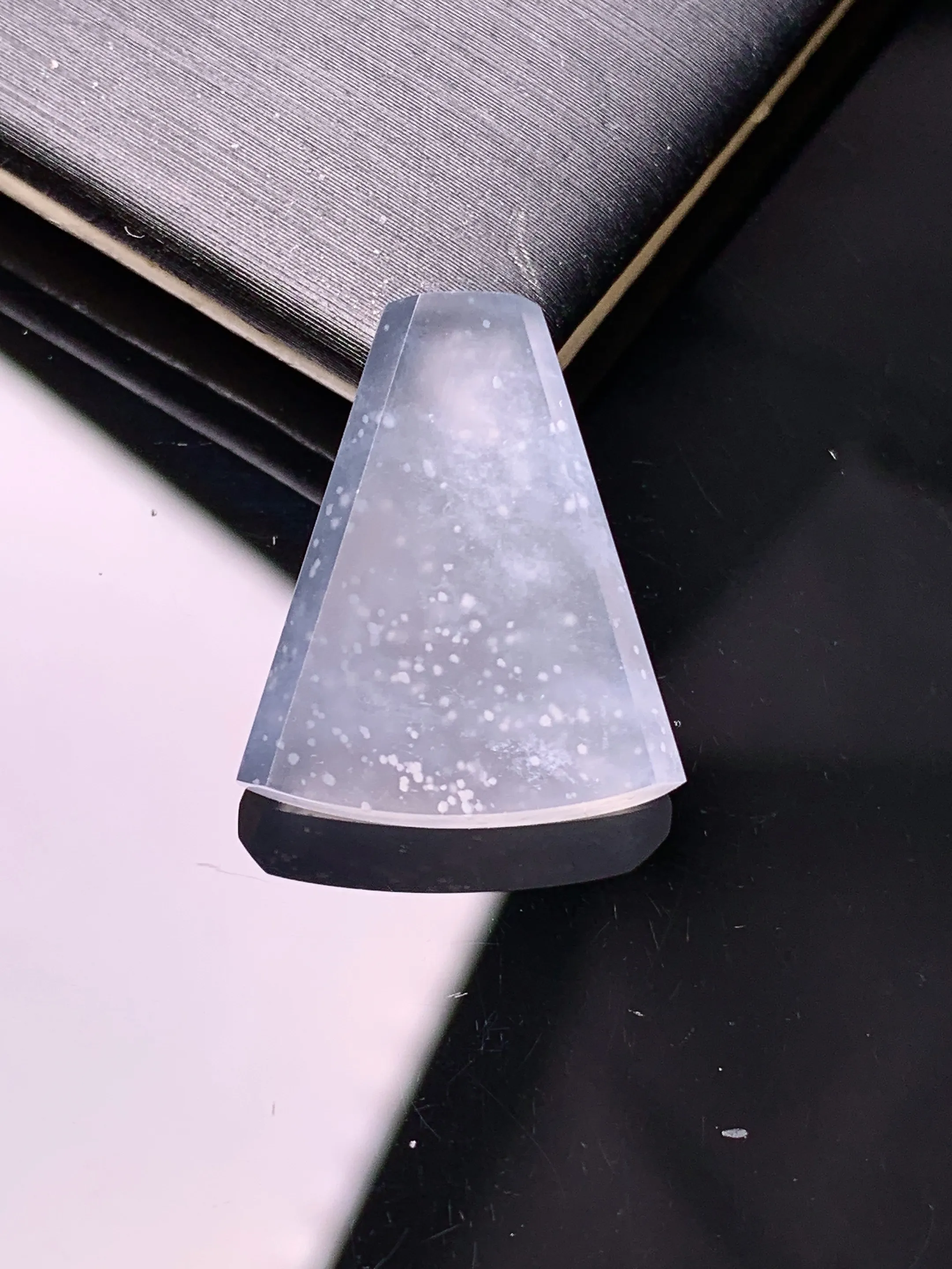 镶嵌款 冰种无事牌吊坠 玉质细腻 色泽清新艳丽 整体尺寸20.5*17.2*3.8