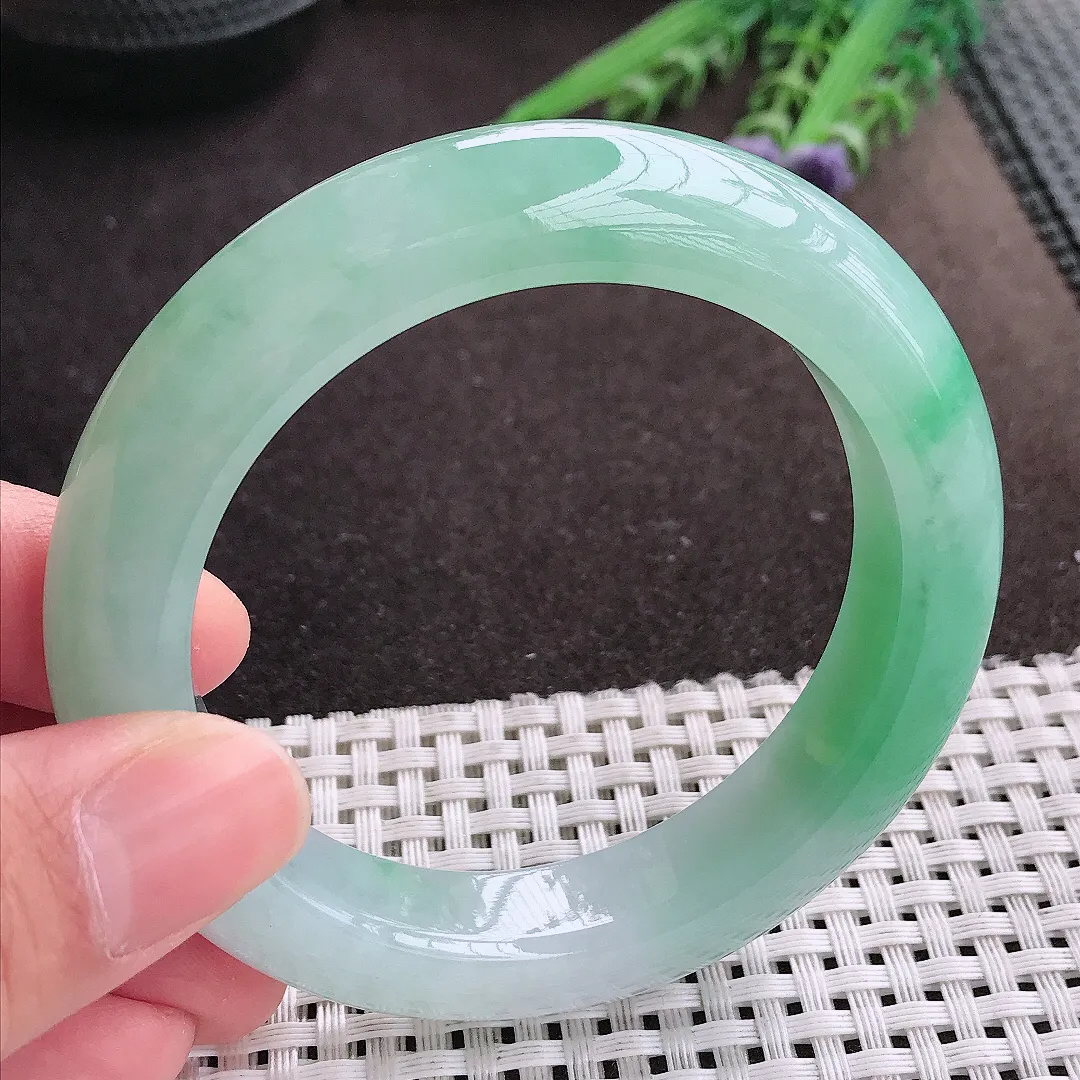 实拍A货翡翠55/12.8/10.2老坑冰胶水灵冰晴甜绿手镯厚装宽边玉镯