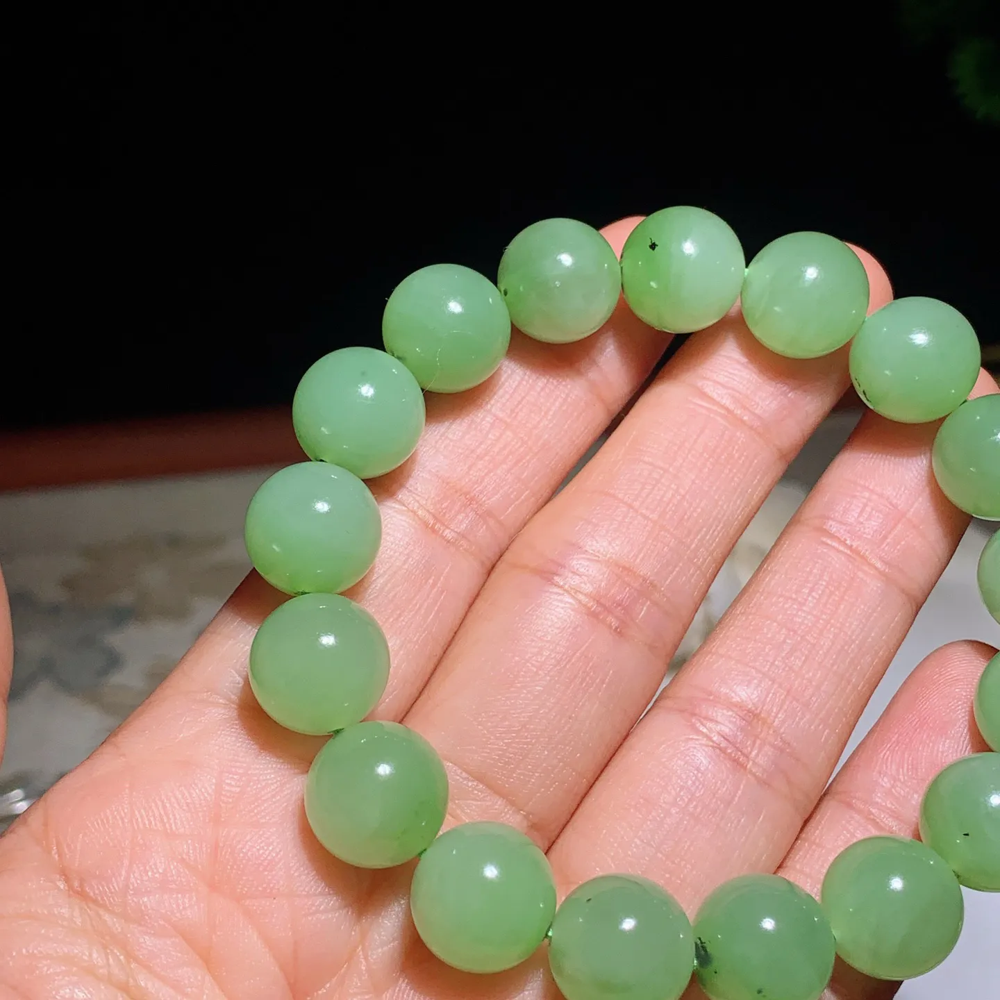 和田玉苹果绿俄罗斯碧玉手串 单颗尺寸12！玉质细腻油润。手推出油。佩戴高端典雅。lt260122