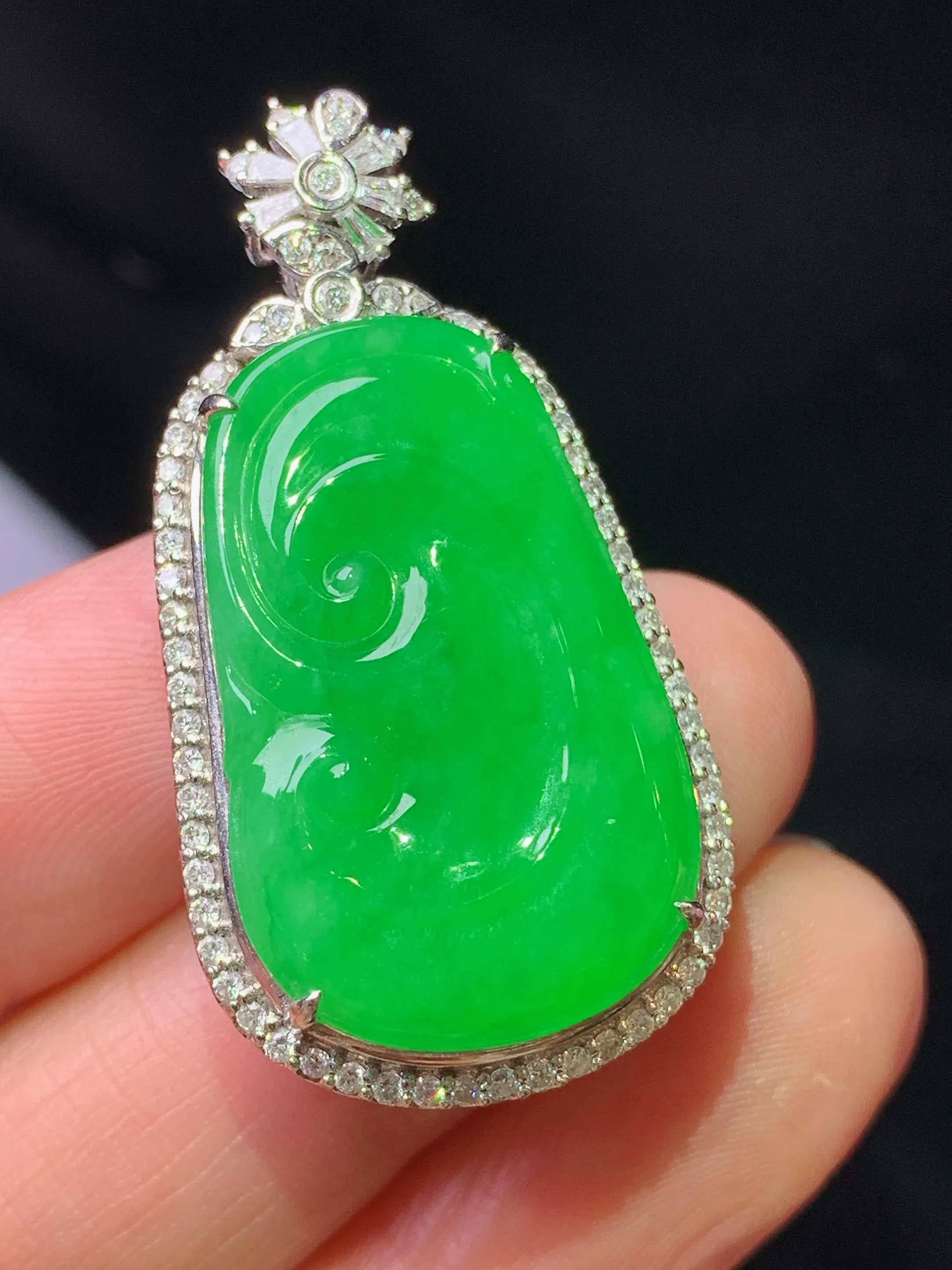 18k金钻镶嵌满绿如意吊坠 玉质细腻 色泽艳丽清新 整体尺寸37.6*19.6*9.8