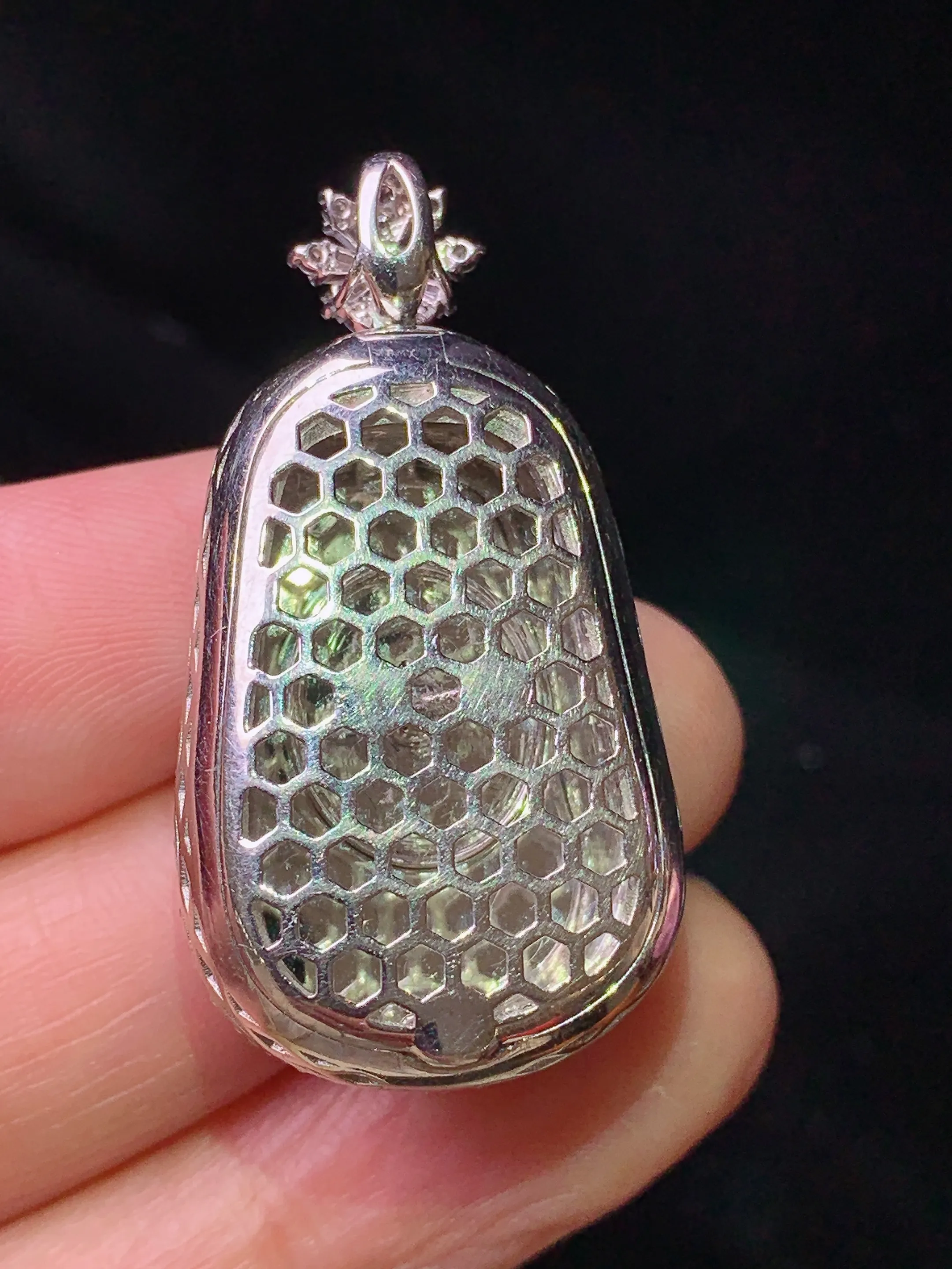 18k金钻镶嵌满绿如意吊坠 玉质细腻 色泽艳丽清新 整体尺寸37.6*19.6*9.8