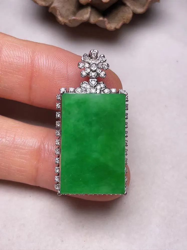 冰糯种阳绿平安无事牌吊坠、真金真钻镶嵌，种水好，玉质细腻 .裸石尺寸 22.0*14.0