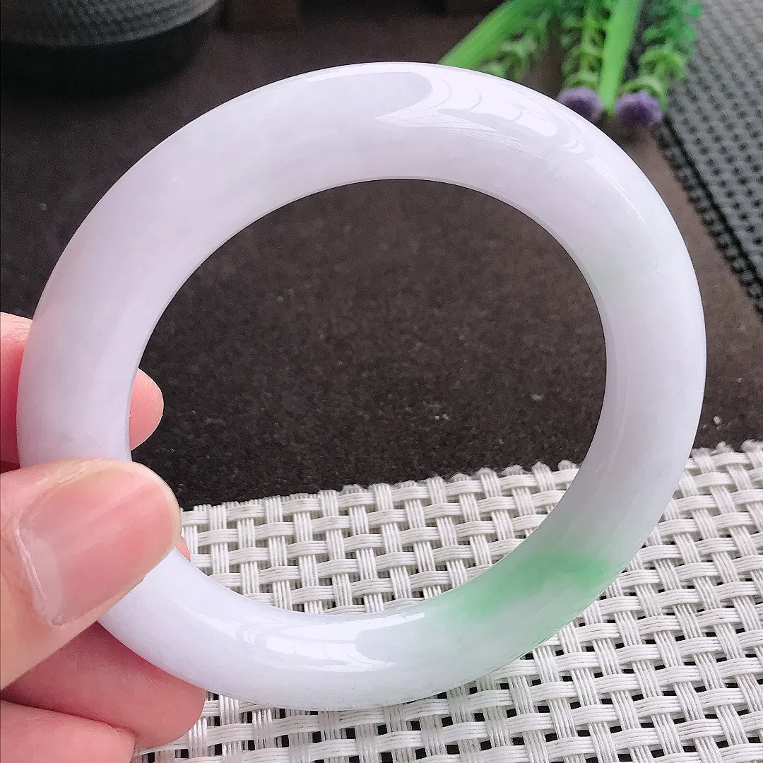 实拍A货翡翠57/11.7/11.5老坑精美温润飘绿圆条手镯翡翠玉镯