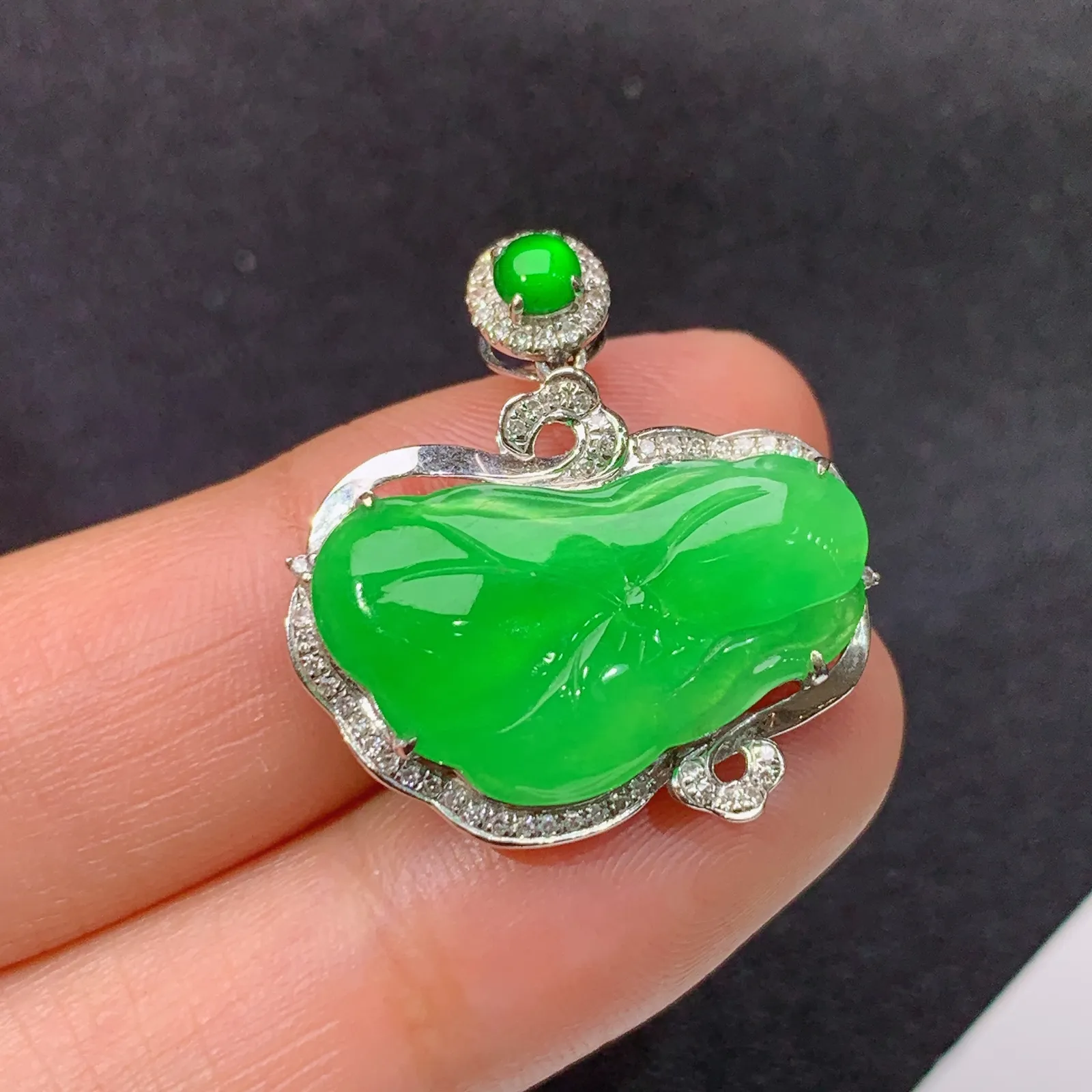 冰阳绿荷叶吊坠，18k金镶嵌，冰润色阳，玉质细腻，种水足，Xg 尺寸24.1*23.2*6.2