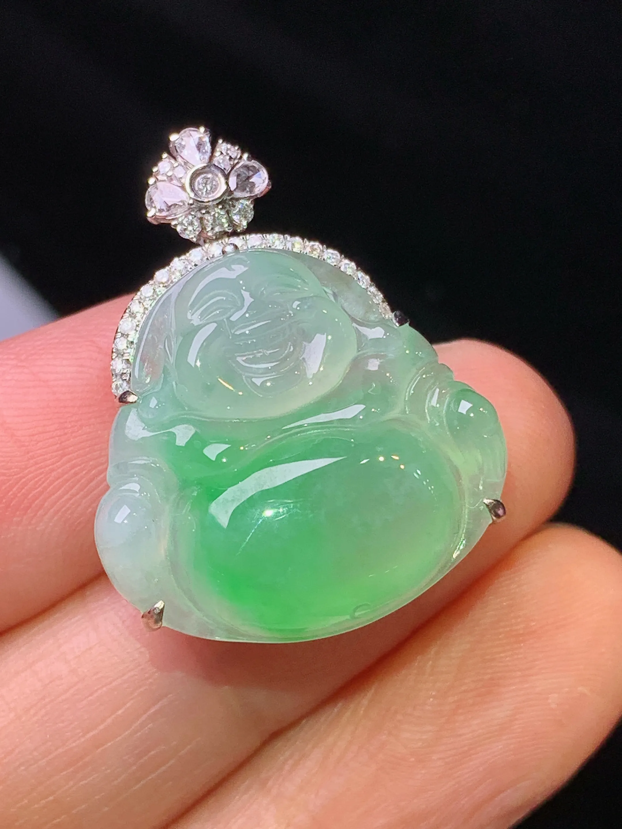 18k金钻镶嵌飘绿佛公吊坠 玉质细腻 色泽艳丽清新 整体尺寸27.6*21.5*9