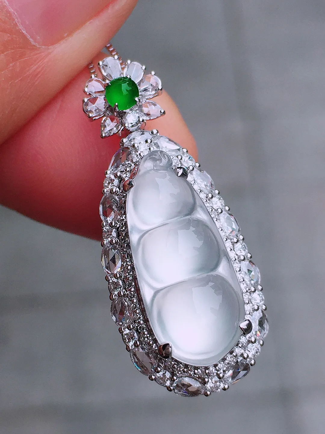 冰种福豆吊坠，玉质细腻，荧光感超
强，饱满圆润，尽显优雅气质，18k
金豪华镶嵌