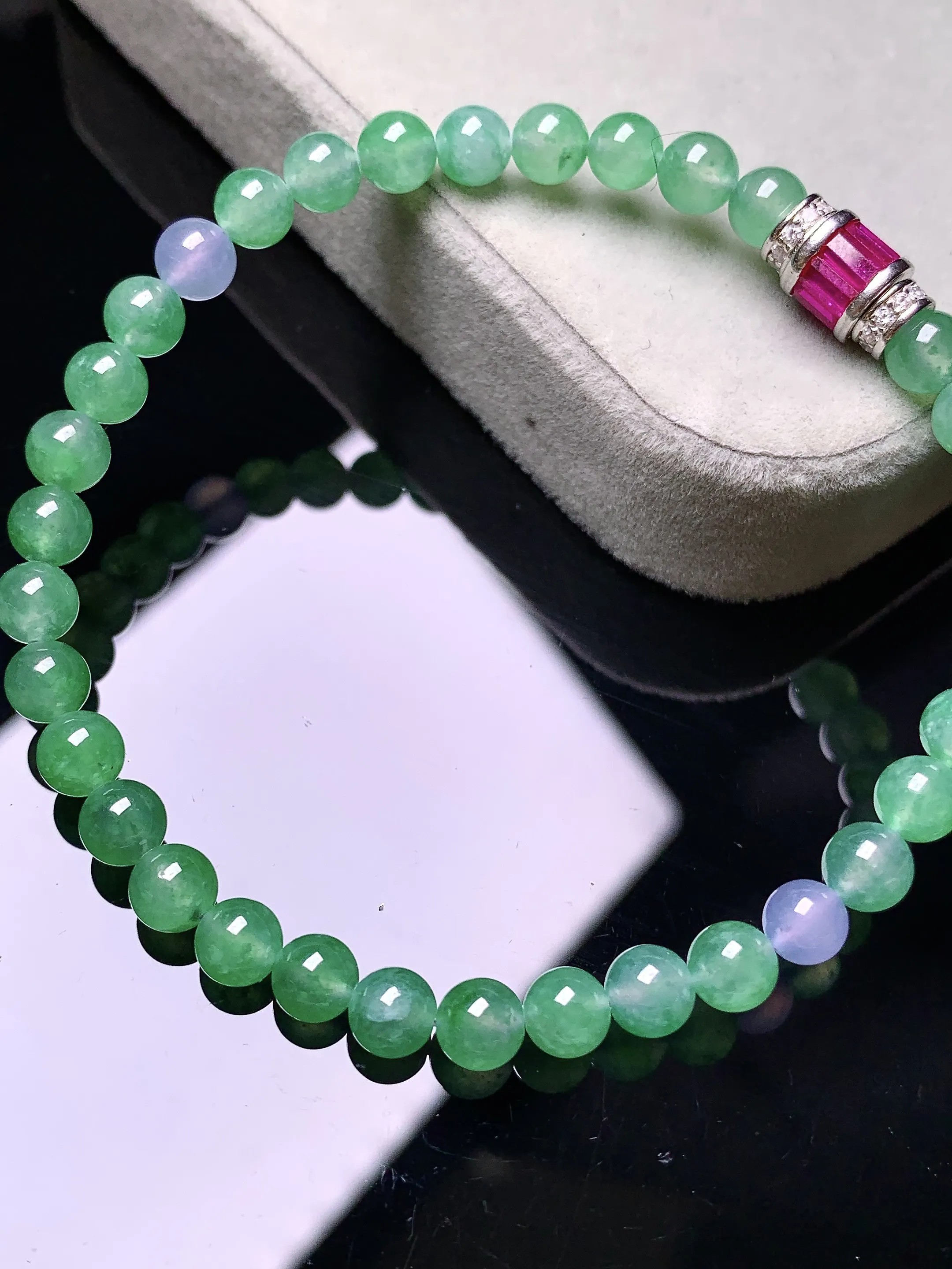 翠绿圆珠手链 玉质细腻 色泽清新艳丽 整体尺寸5