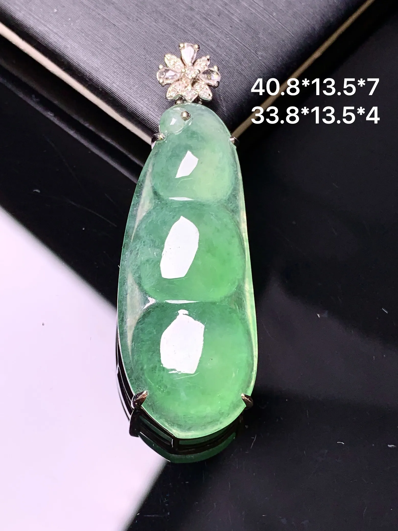 18k金钻镶嵌翠绿四季豆吊坠 玉质细腻 色泽艳丽清新 整体尺寸40.8*13.5*7