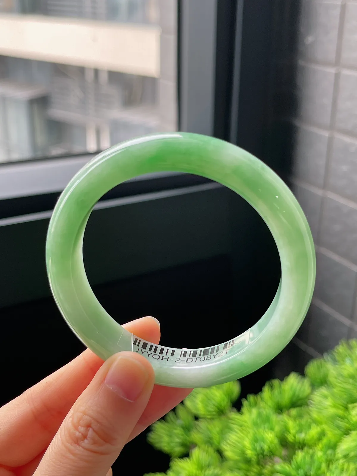 正圈55.8圈口，翡翠糯化种飘绿手镯