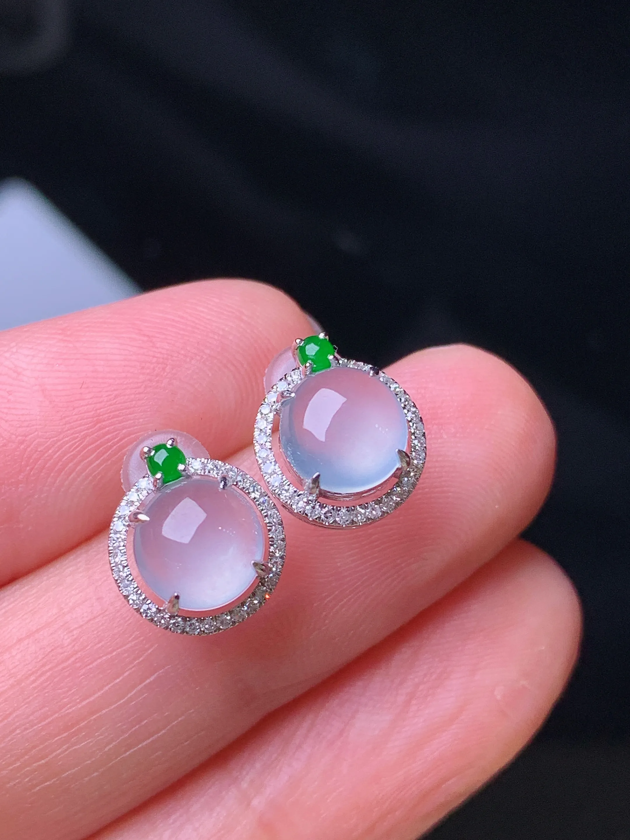 18k金钻镶嵌冰种蛋面耳钉 玉质细腻 色泽艳丽清新 整体尺寸 10.5*9*5.8