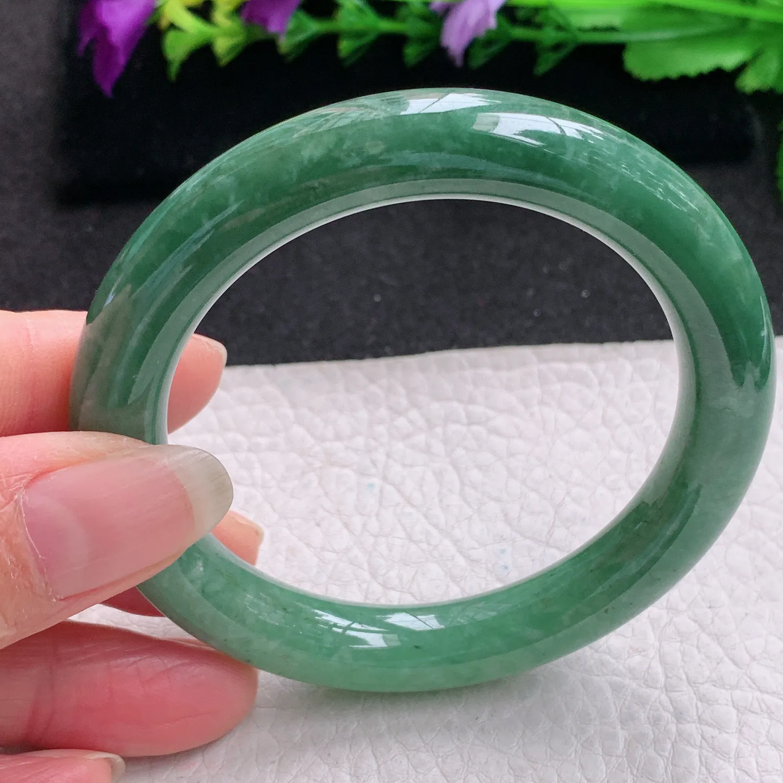 z实拍54.5*10美人镯 缅甸翡翠精飘温绿水润圆条玉手镯 玉手环