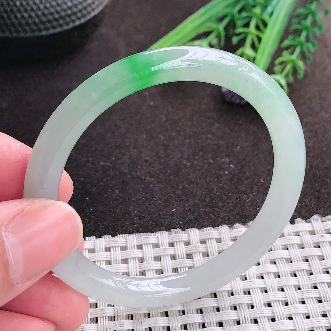 实拍A货翡翠49.5/6.8/7.3小圈口老坑冰胶水灵飘阳绿圆条手镯细条翡翠玉镯