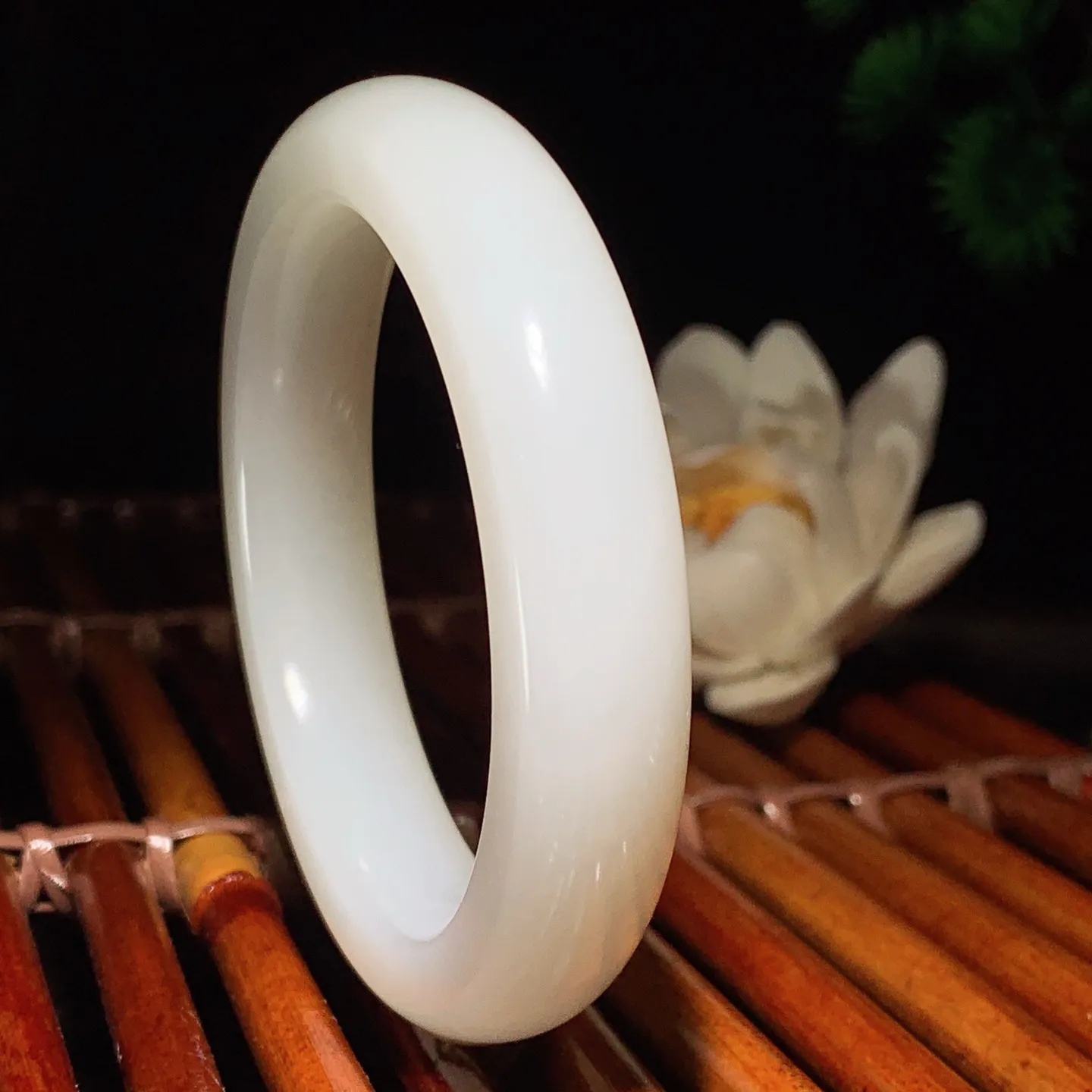 54圈口 新疆和田玉油皮料羊脂白手镯 54圈口条宽 12厚10重61.5克。玉质细腻油润。手推出油。佩戴高端典雅。lt260122