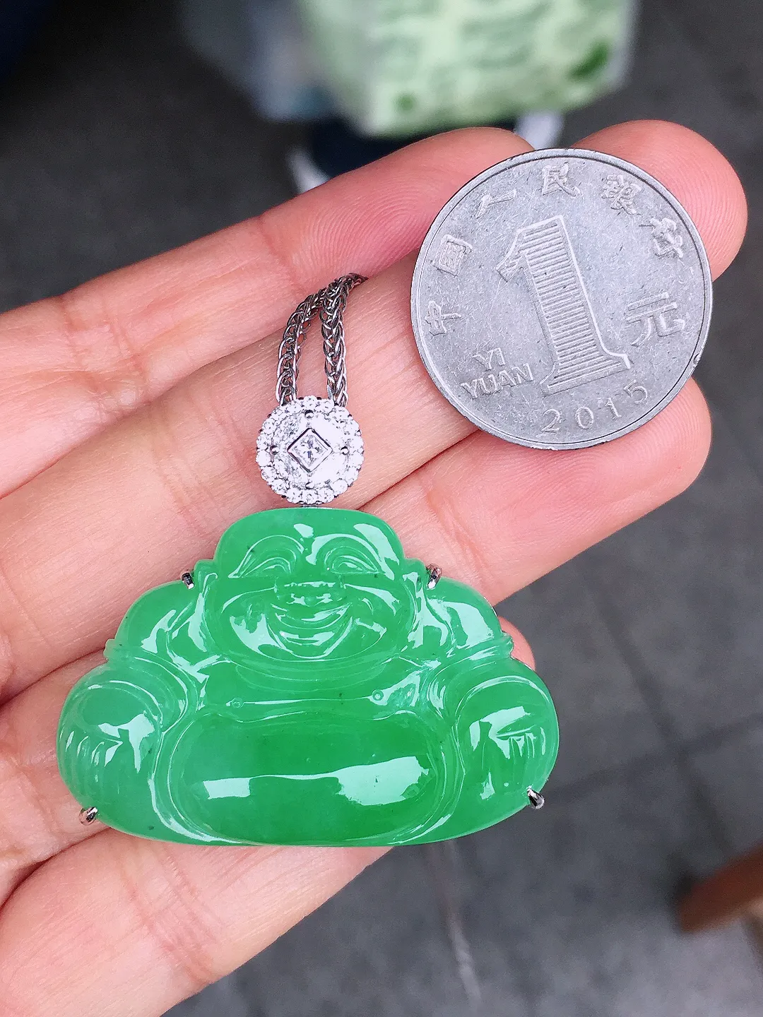 阳绿佛公吊坠，色泽均匀艳丽，玉质细腻，荧光感超
强，饱满圆润，尽显优雅气质，18k
金豪华镶嵌