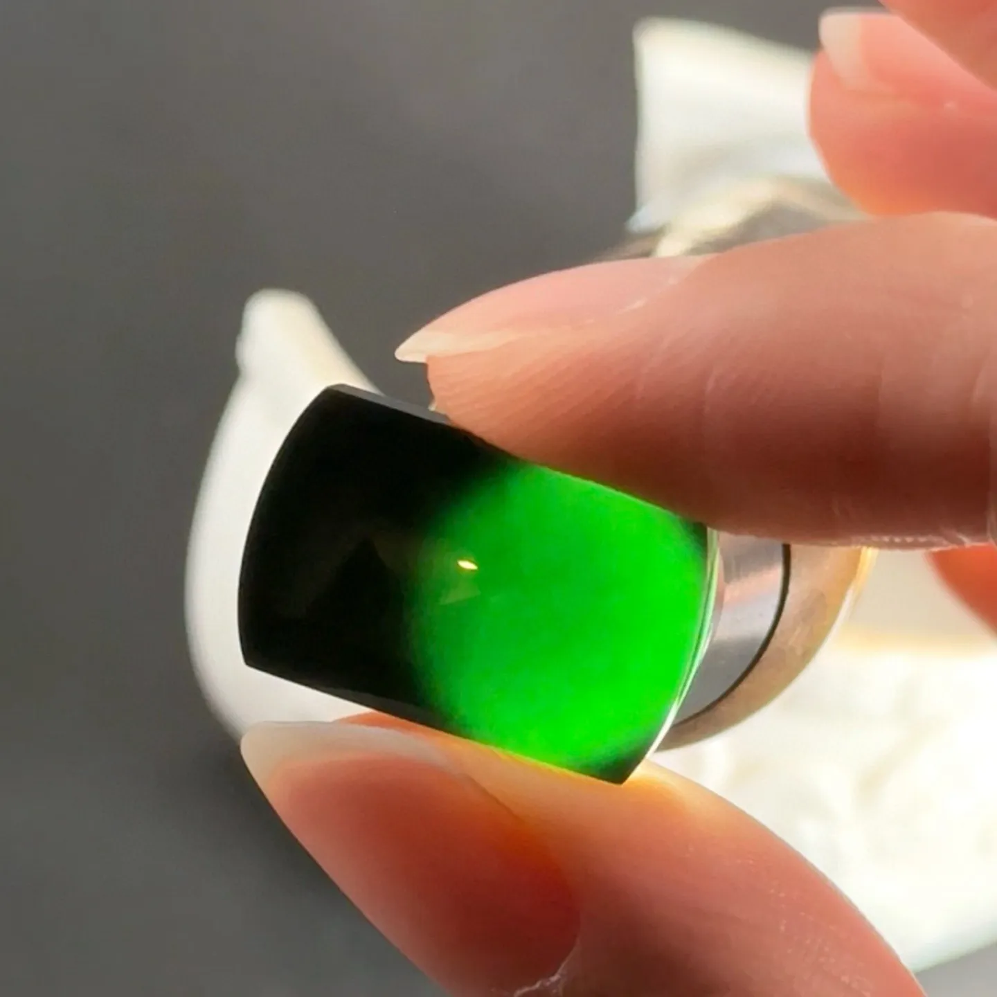 精品墨翠马鞍裸石 种好色正 黑度极好 打灯通透 油性十足 尺寸19.2