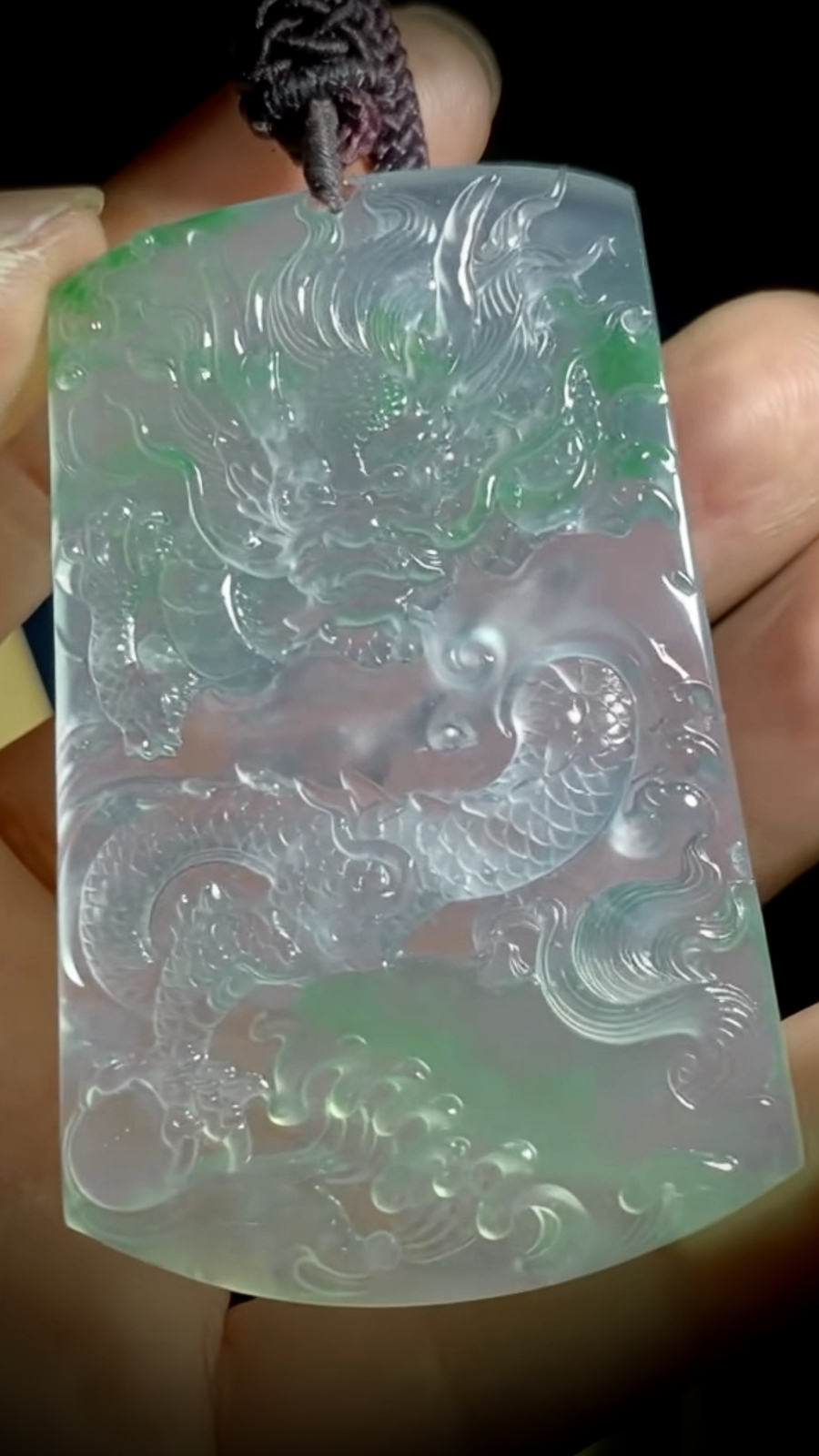 【盛世龙腾·神龙护主】，高品质龙牌，
经鼎玉雕艺术作品，63-40-7mm，39g，。