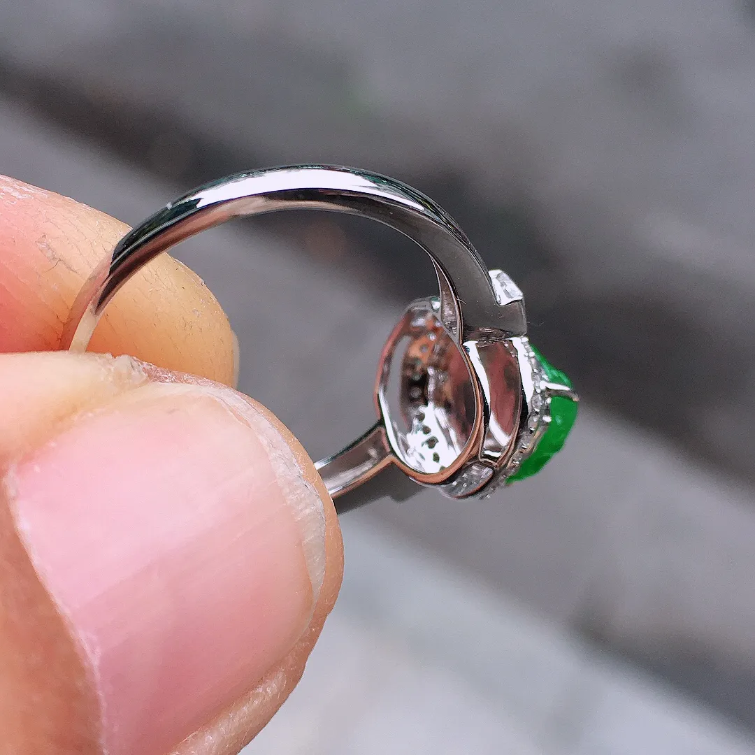 阳绿貔貅戒指，色泽均匀艳丽，玉质细腻，荧光感超
强，饱满圆润，尽显优雅气质，18k
金豪华镶嵌