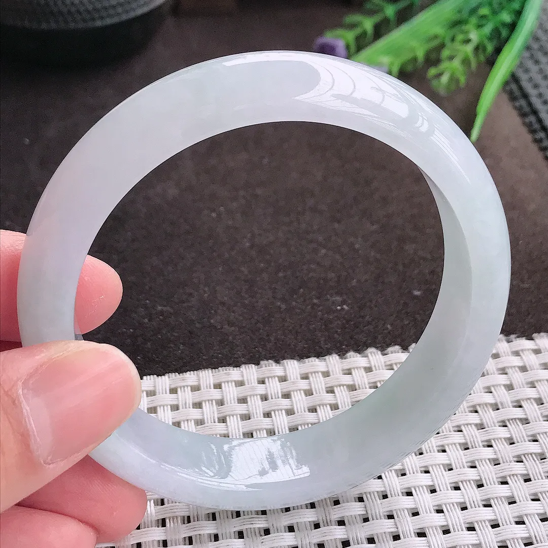 实拍A货翡翠59/14.3/8.1老坑秀气冰润月光白手镯宽边翡翠玉镯