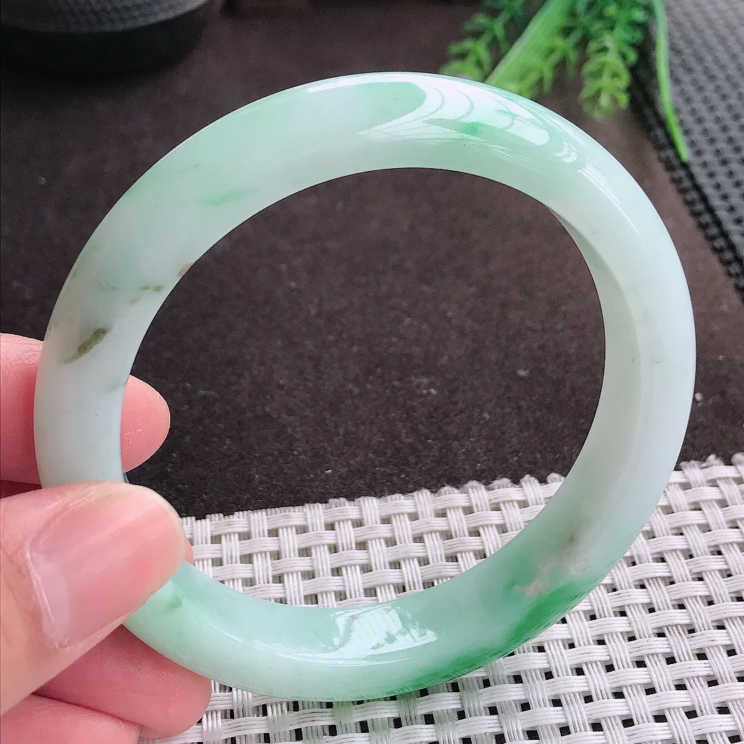 实拍A货翡翠61/12.2/9大圈口老坑精美飘阳绿手镯宽边翡翠玉镯