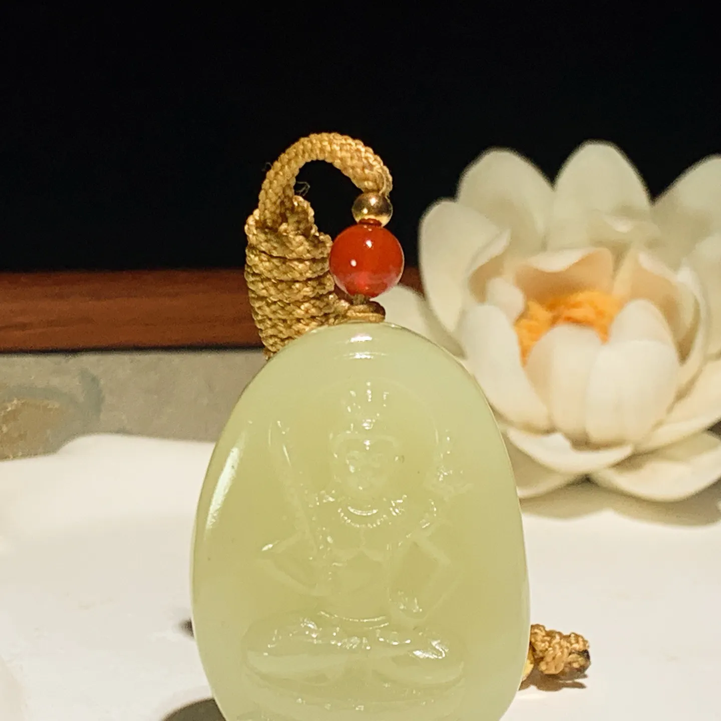 新疆若羌黄口料虚空藏菩萨牌子挂件。尺寸38/28/12重27.5克。玉质细腻油润。手推出油。佩戴高端典雅。lt260122