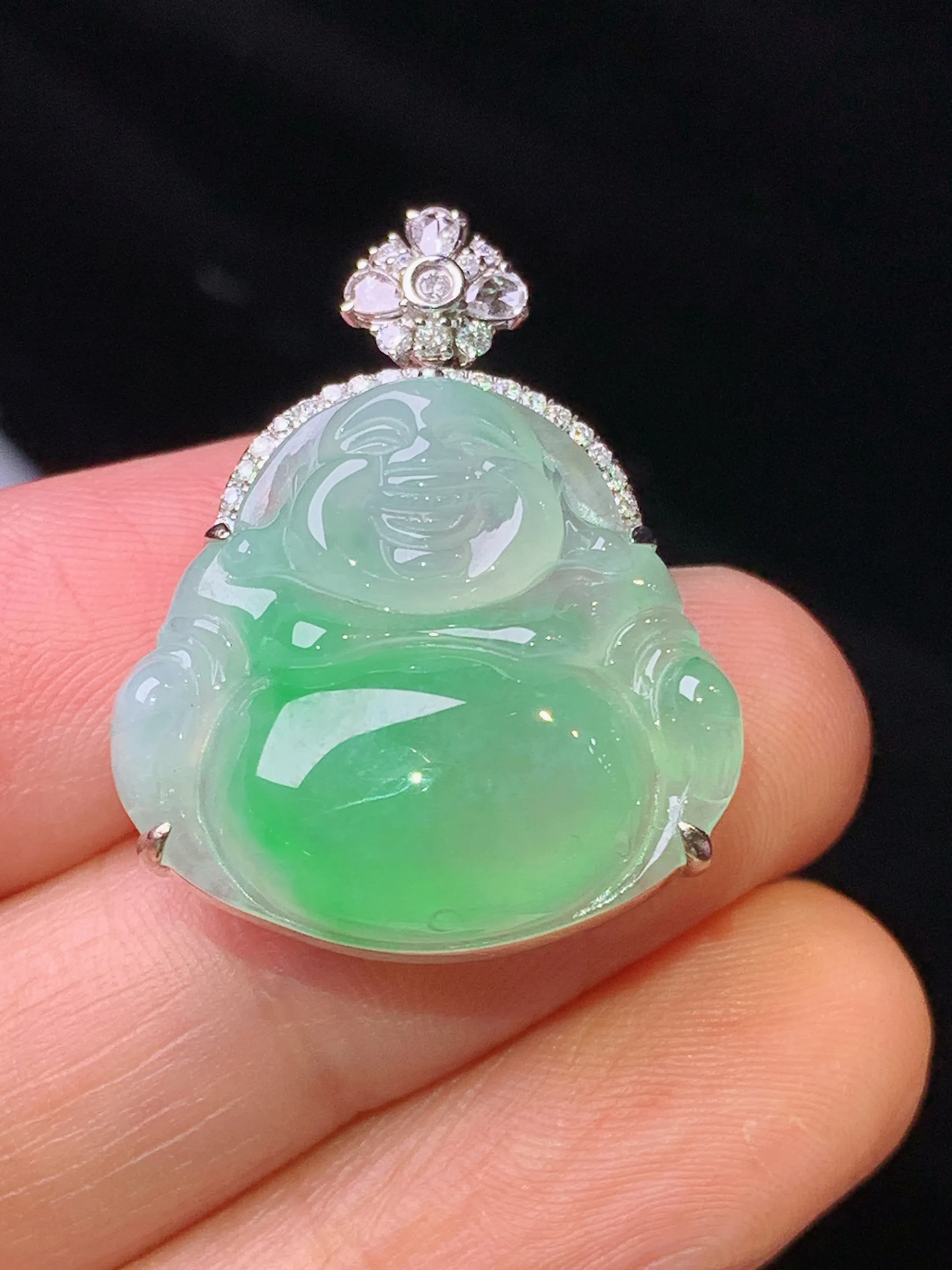 18k金钻镶嵌飘绿佛公吊坠 玉质细腻 色泽艳丽清新 整体尺寸27.6*21.5*9