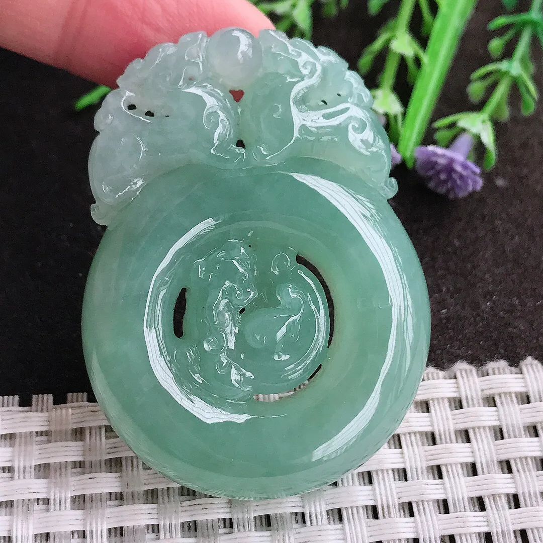 实拍A货翡翠53.4/39.8/9.3老坑冰胶果冻冰晴满绿仿古貔貅吊坠翡翠玉牌挂件