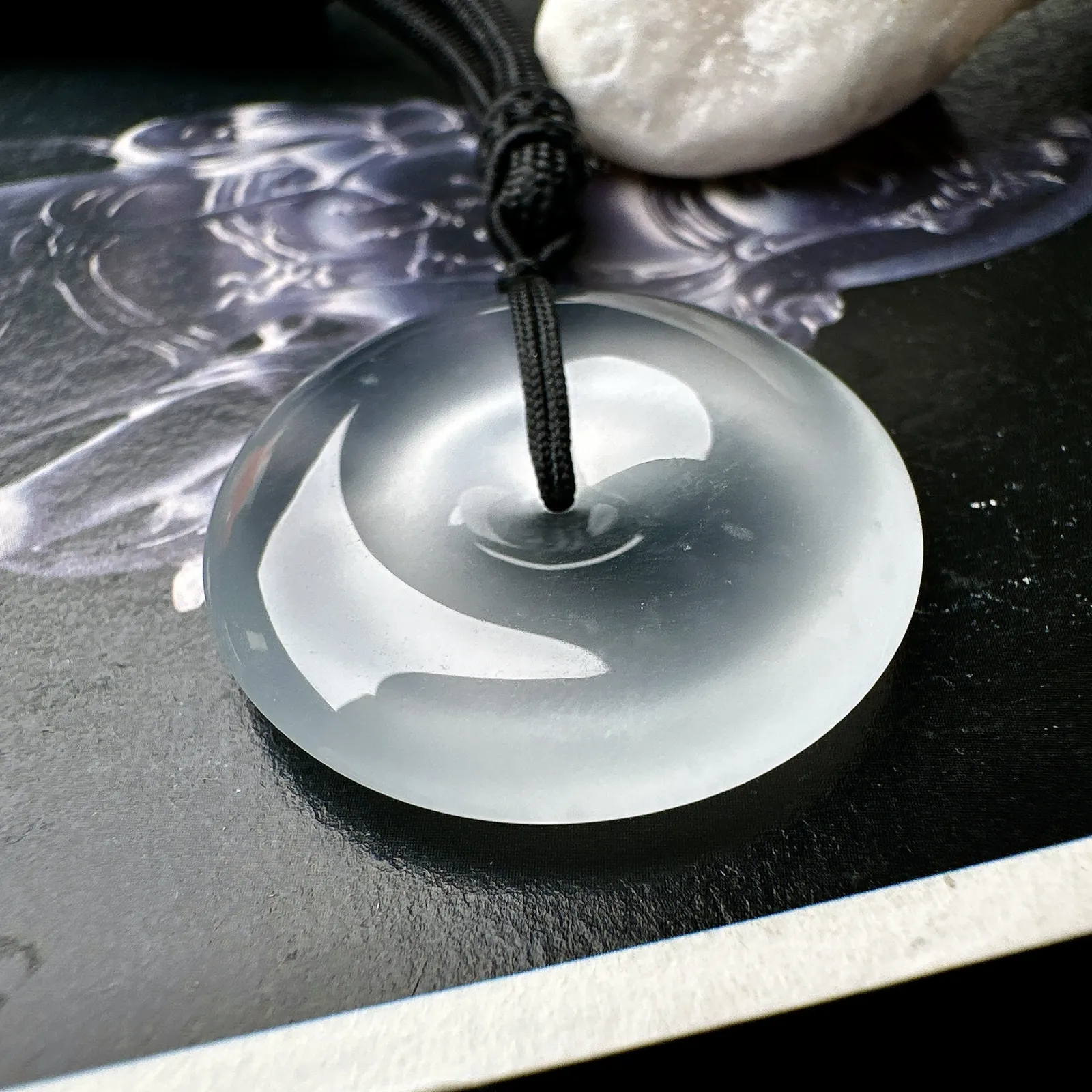 【玻璃种平安扣扣吊坠】玻璃光泽，晶莹剔透，冰感十足，通透闪亮，收藏品质