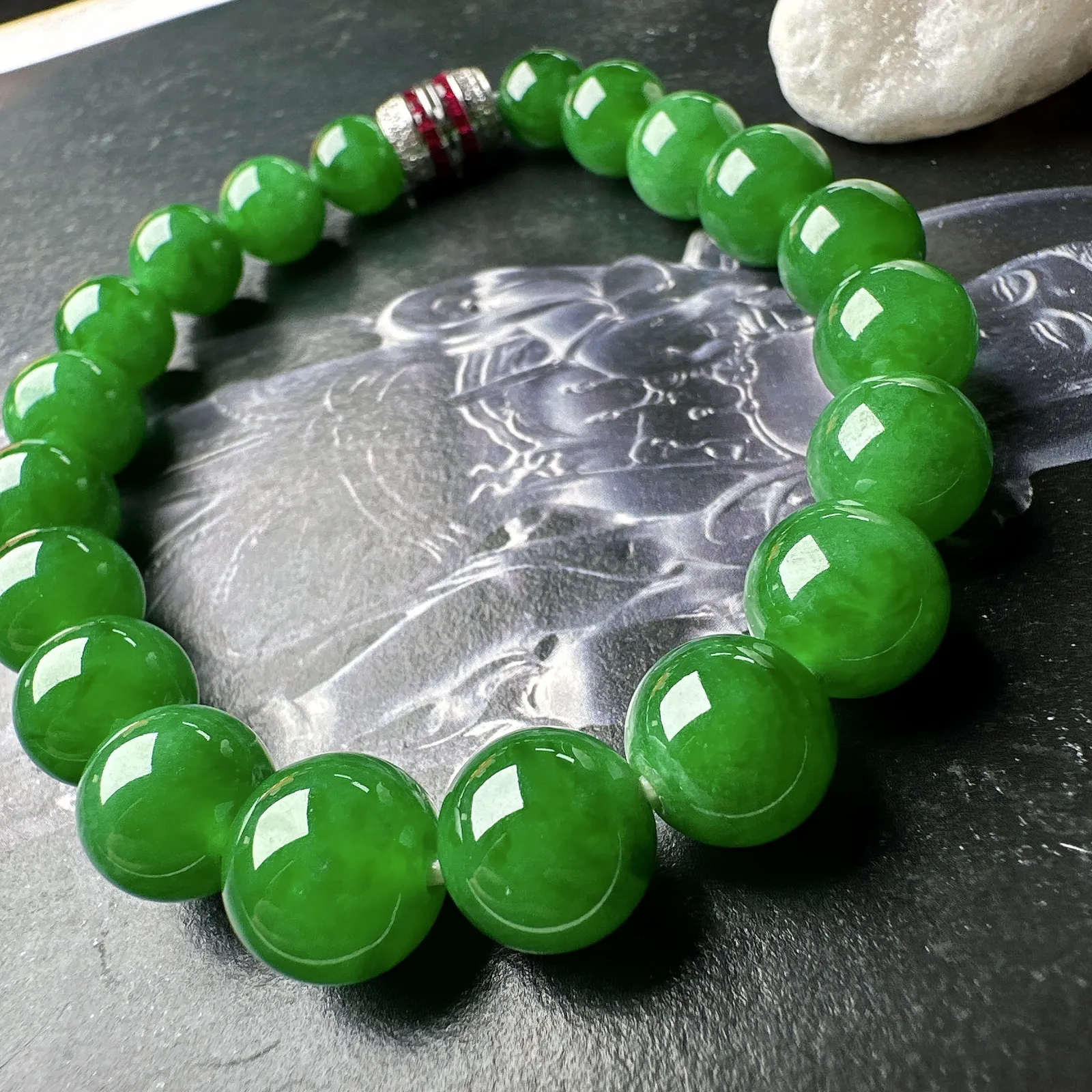 【冰种满绿圆珠手串】辣绿色泽，冰感十足，通透闪亮，颜色很艳丽，收藏品质，推荐入手。直径8.4-10.6之间