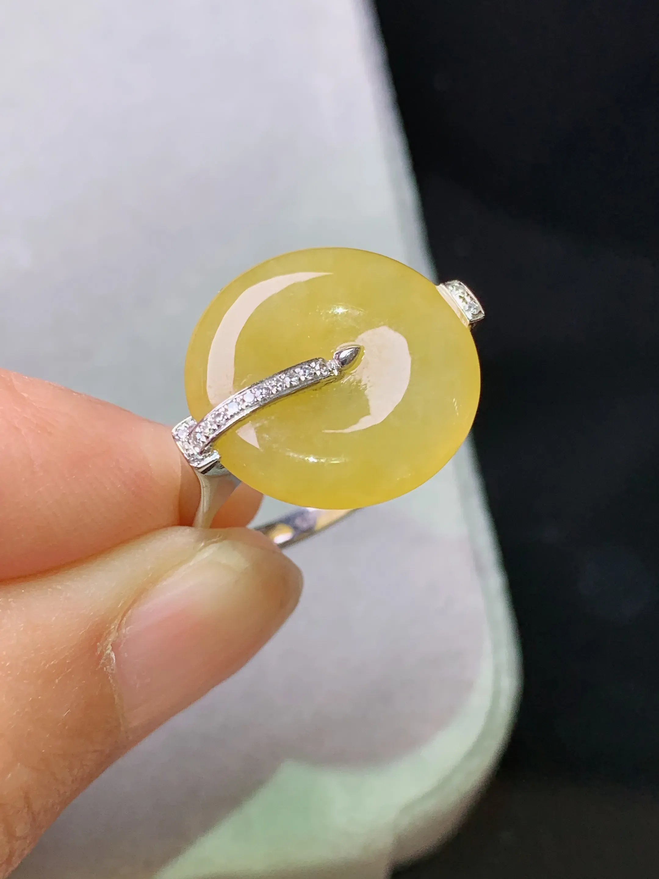 18k金钻镶嵌黄翡平安扣戒指 玉质细腻 色泽艳丽清新 圈口14.5 整体尺寸 15.6*3.2