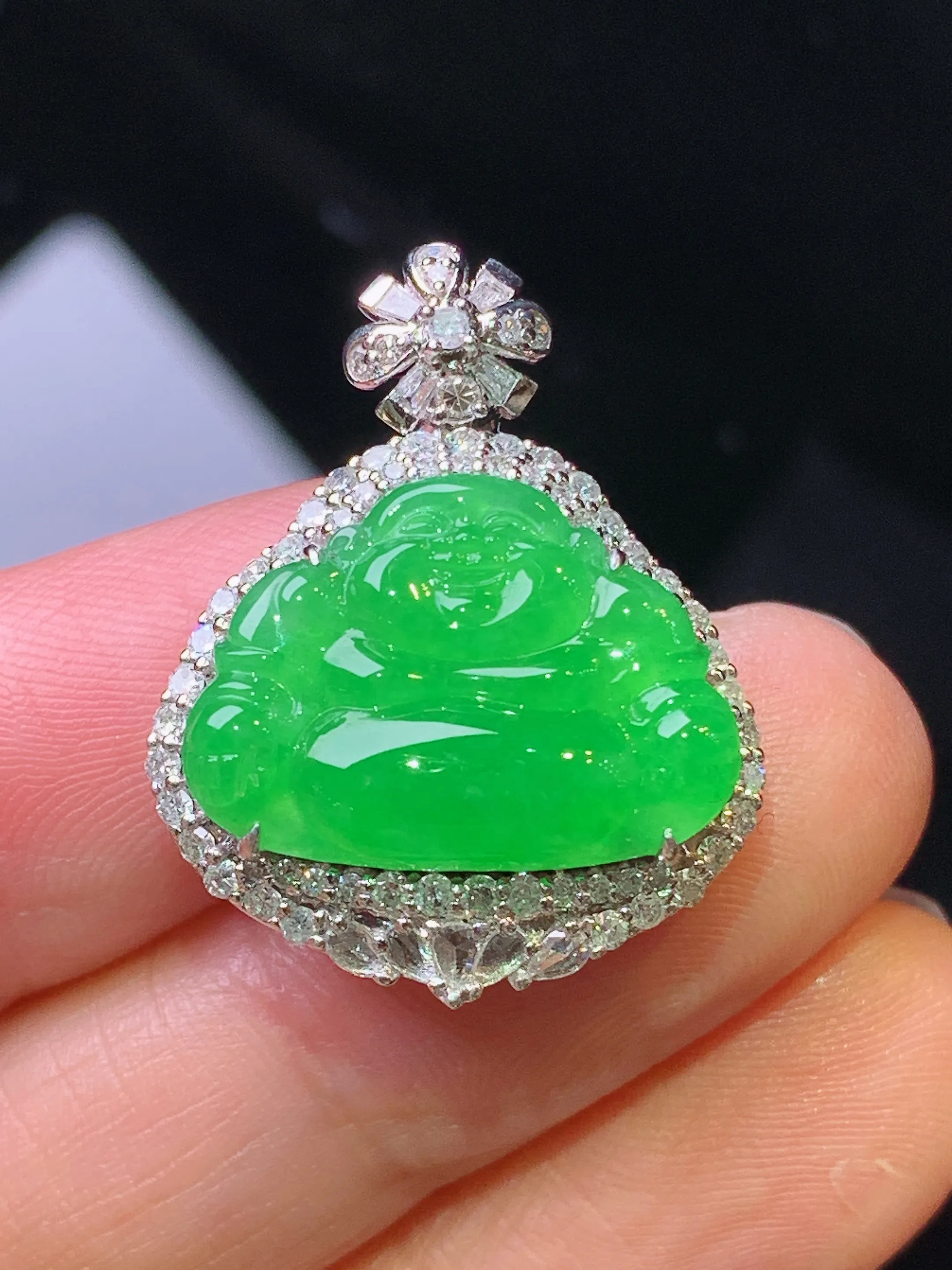 18k金钻镶嵌满绿佛公吊坠 玉质细腻 色泽艳丽清新 整体尺寸26*20.5*9.5