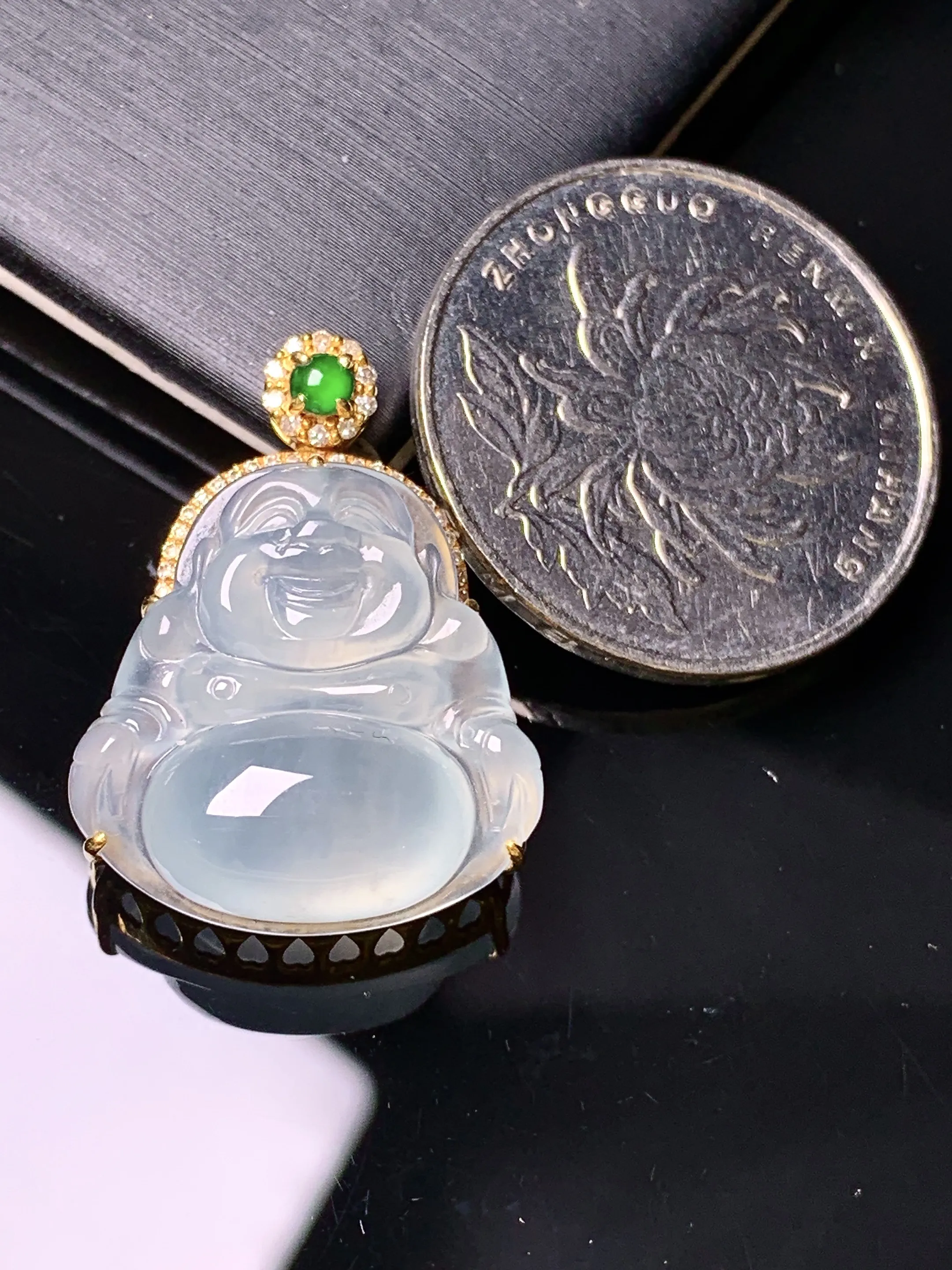 18k金钻镶嵌冰种佛公吊坠 玉质细腻 色泽艳丽清新 整体尺寸25.8*19*9.3