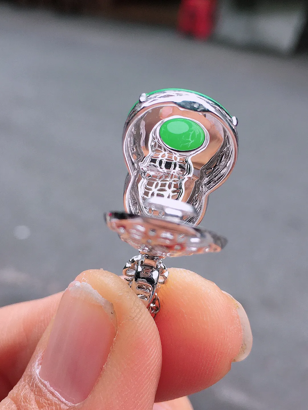 阳绿葫芦吊坠，色泽均匀艳丽，玉质细腻，荧光感超
强，饱满圆润，尽显优雅气质，18k
金豪华镶嵌