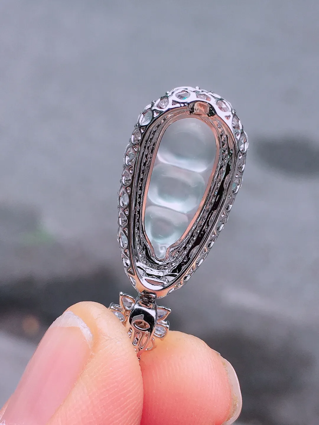 冰种福豆吊坠，玉质细腻，荧光感超
强，饱满圆润，尽显优雅气质，18k
金豪华镶嵌