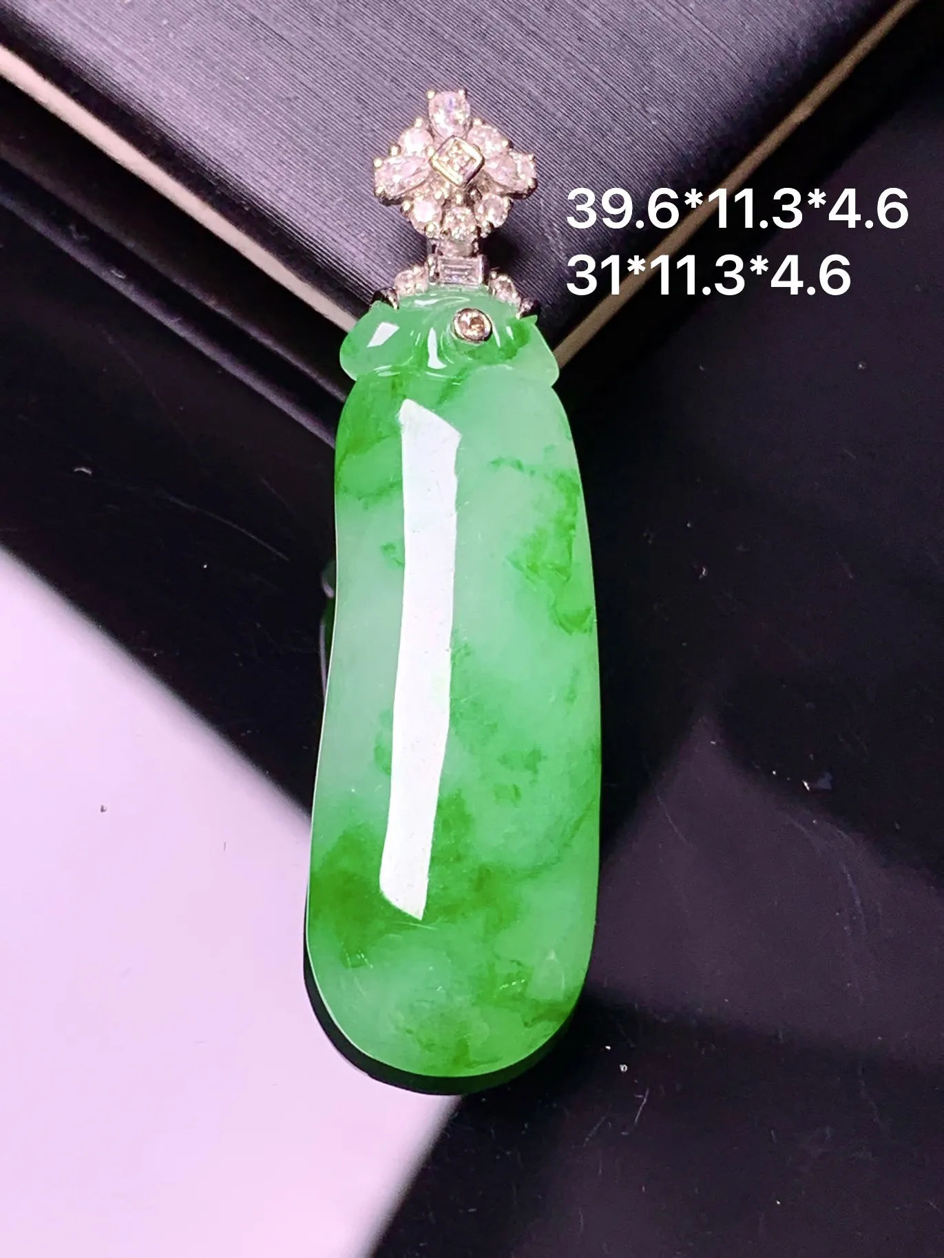18k金钻镶嵌翠绿福瓜吊坠 玉质细腻 色泽艳丽清新 整体尺寸39.6*11.3*4.6