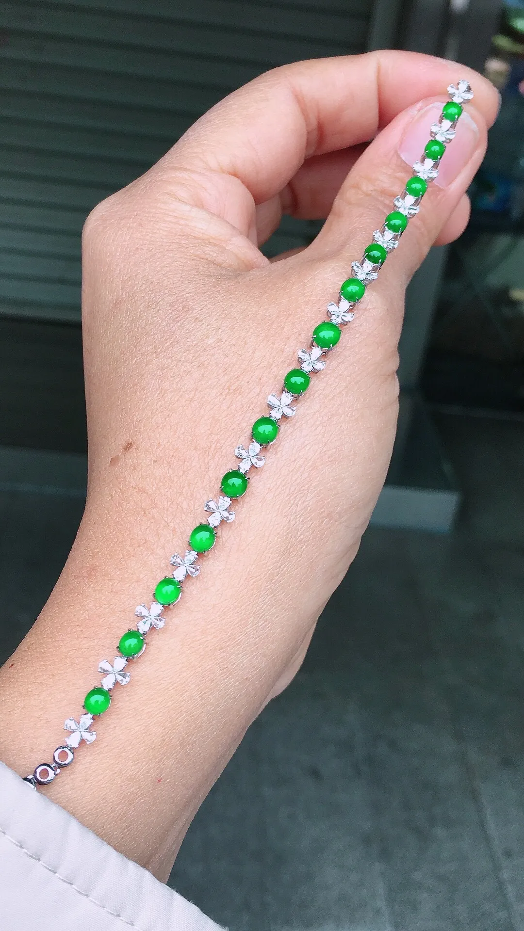 阳绿蛋面手链，色泽均匀艳丽，玉质细腻，荧光感超
强，饱满圆润，尽显优雅气质，18k
金豪华镶嵌