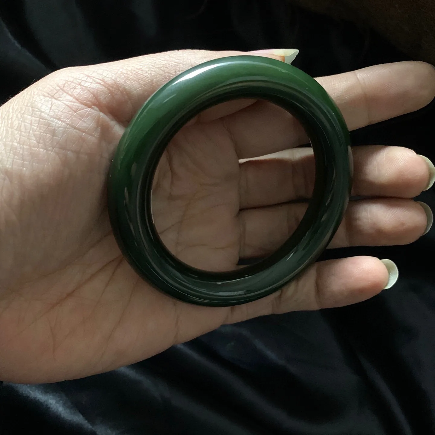 54.5圈口和田玉碧玉菠菜绿肥圆条手镯【挽间柔情】，和田玉54.5圈口肥圆条手镯，镯型古朴典雅。在诗情画意的雨巷相遇，你是我腕间的一抹风情，有你眸有深情.清风荡漾湖间静水，我愿俯身低眉，在烟波涟漪处寻