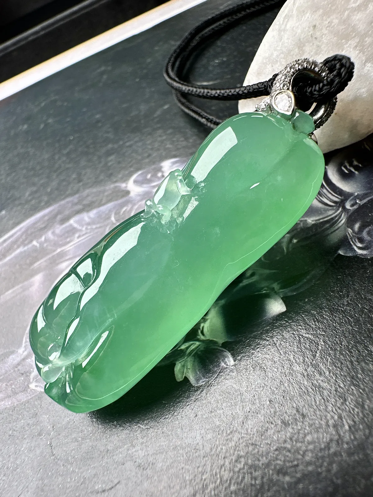 【冰种满绿呱呱来财吊坠】大尺寸佛手瓜，质地冰润细腻，种老起光，收藏品质，18k金钻镶嵌扣头，裸石尺寸51.5*20*16毫米