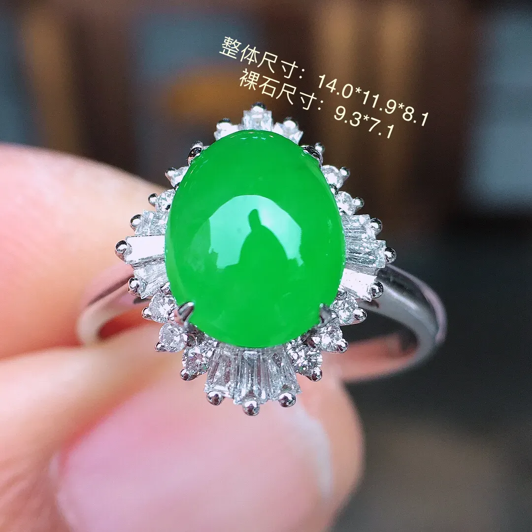 阳绿蛋面戒指，色泽均匀艳丽，玉质细腻，荧光感超
强，饱满圆润，尽显优雅气质，18k
金豪华镶嵌