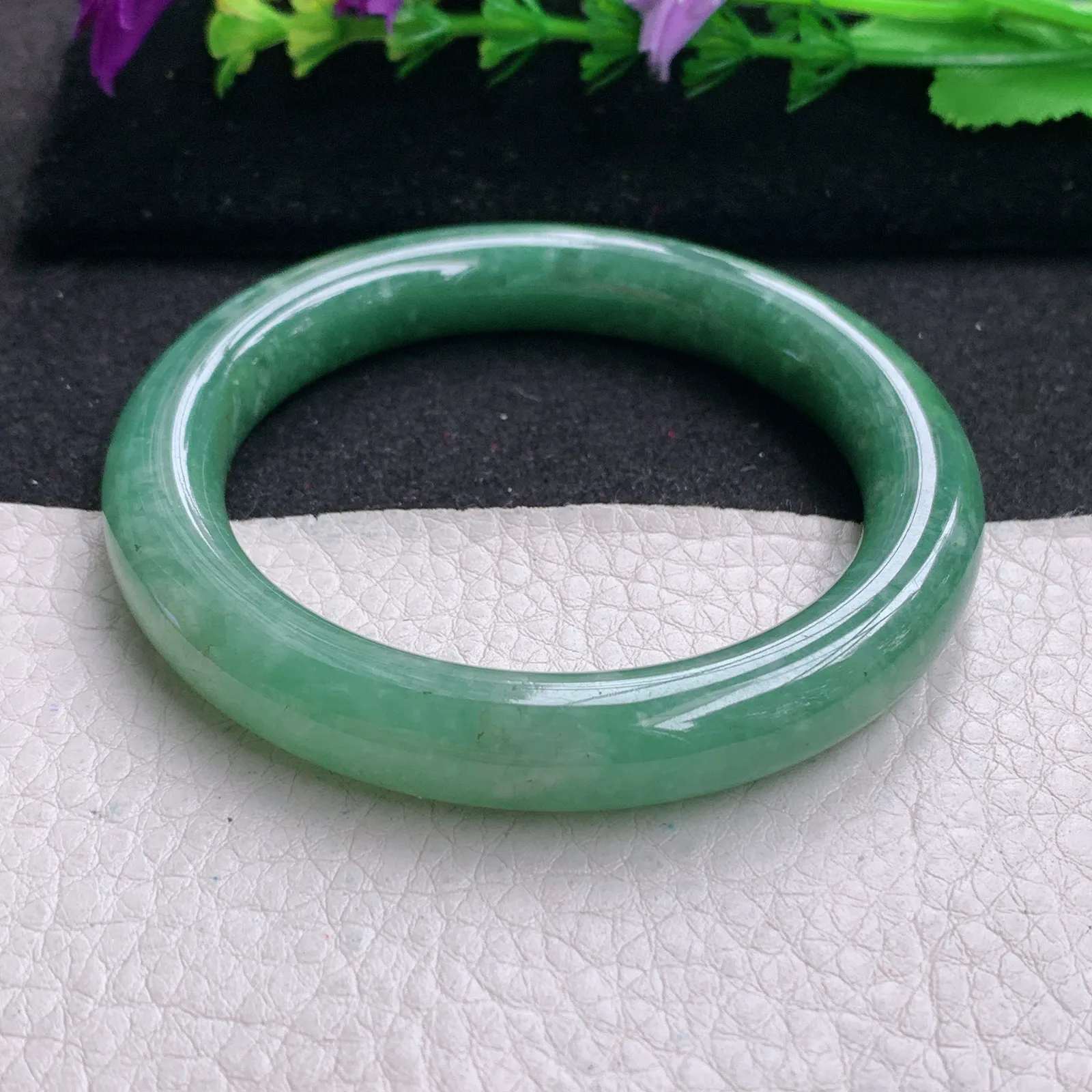 z实拍54.5*10美人镯 缅甸翡翠精飘温绿水润圆条玉手镯 玉手环